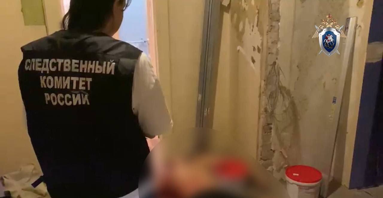 Муж зарезал любовника которого застал в постели со своей женой Драма в худших традициях киносценариев развернулась в коммуналке на Херсонской улице Некоторое время супруг подозревал роман на стороне ему удалось выяснить адрес потенциального возлюбленного жены и поехать туда На месте он застал пару в самый красочный момент и не смог сдержать гнева Любовник успел крикнуть ремонтнику в соседней комнате чтобы тот вызывал полицию и получил несколько смертельных ножевых в спину Тело мужчины нашли прямо в любовном ложе Супруга уже задержали СК возбудил уголовное дело об убийстве GradSPb   Места СПб TodaySPb   Новости СПб
