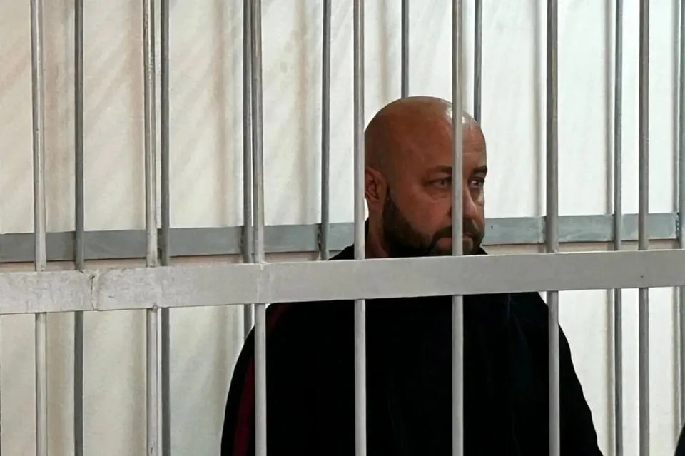 Арестовали два БМВ Порше и 18 млн завкафедрой университета годами получал взятки от студентов за это он ответит в суде Под суд пойдет бывший и о ректора УралГУФК Евгений Черепов Его обвиняют в получении 23 взяток от студентов всего около миллиона рублей Следователи рассказали как и где это происходило В 2021 и 2022 годах Черепов был заведующим кафедрой Физического воспитания и здоровья ЮУрГУ Тогда он и начал продавать знания Он получал от студентов взятки в размере от 20 до 80 тысяч рублей всего около миллиона рублей В ответ он ставил им неоправданно положительные оценки и писал что они ходили на занятия на которых их не было Но зарабатывал на студентах Евгений Черепов недолго Его преступления выявили сотрудники УЭБиПК ГУ МВД Челябинской области А 1 июля 2025 года за Череповым пришли следователи Для обеспечения исполнения приговора наложен арест на имущество обвиняемого в том числе два транспортных средства марки БМВ и автомобиль Порше Кайман общей стоимостью свыше 6 млн рублей а также банковские счета в размере 18 млн рублей добавили в пресс службе Следственного комитета Челябинской области Прокуратура утвердила обвинительное заключение Уголовное дело передали в Советский районный суд Челябинска   Подписаться на chelkp Мы в MAX
