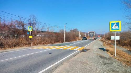 В Приморье водитель сбил девятилетнего ребенка на пешеходном переходе    На 46-м км трассы «Артем — Находка — Порт Восточный» водитель Nissan Leaf сбил девочку на «зебре». Ребенок получил перелом берцовой кости и был госпитализирован.      На мужчину завели уголовное дело за нарушение ПДД, повлекшее тяжкий вред здоровью. Ранее в 2024 году его уже трижды привлекали за превышение скорости.  Источник: