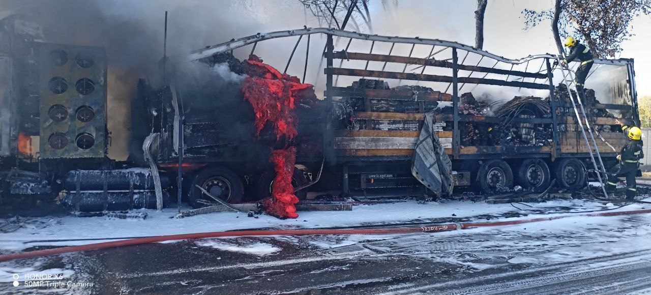 В Сырдарьинской области на трассе М 34 сгорел грузовик 30 октября в 12 43 на 77 м километре трассы М 34 проходящей через махаллю Исломобод населенного пункта Бахт Сырдарьинского района в направлении Ташкент Душанбе загорелся грузовой автомобиль длинномер Прибывшие пожарно спасательные экипажи ликвидировали возгорание   kun uz ru 97658129 Официальные страницы Kun uz Telegram Facebook Instagram Youtube