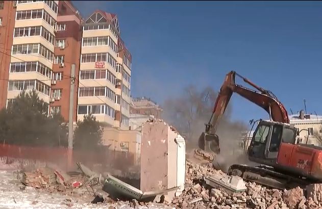 командакравчука расселение Очередные ветхие дома снесли в Хабаровске на пересечении улицы Гоголя и Уссурийского бульвара Демонтаж провели по договору комплексного развития территорий то есть застройщик получил в распоряжение участок а 19 семьям которые здесь проживали предоставлены благоустроенные квартиры На месте бараков планируется возвести комплекс премиум класса с офисами подземной парковкой и магазинами Инвестиции оцениваются более чем в 3 5 миллиарда рублей Параллельно в городе реализуется программа расселения из жилья которое признано аварийным после 2017 года Мэр Хабаровска Сергей Кравчук распорядился снести к 1 марта еще 10 аварийных домов Всего в этом году в планах расселить 862 квартиры