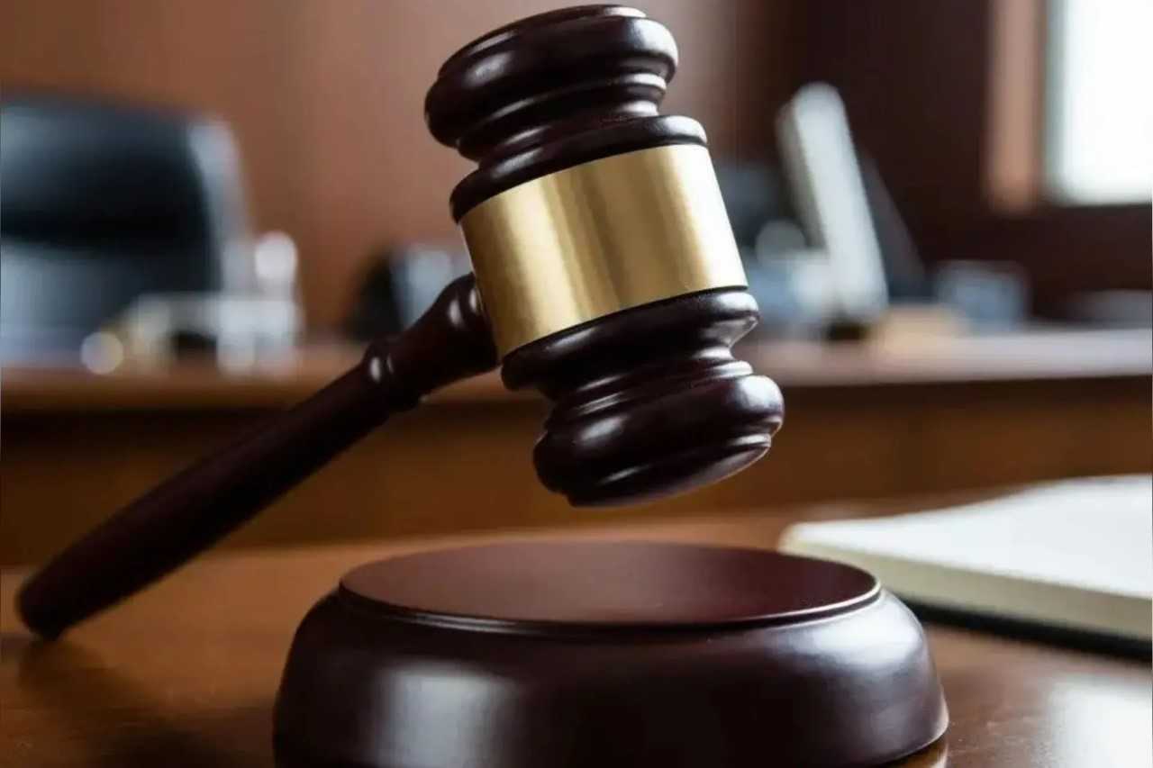 Экс глава Горизонта признался в махинациях с гособоронзаказом в Ростове на Дону В Ростове на Дону бывший генеральный директор АО Горизонт Игорь Хохлов обвиняемый в махинациях с гособоронзаказами дал признательные показания Об этом сообщает пресс служба Следственного комитета Российской Федерации По версии следствия в период с 2021 по 2023 год АО Горизонт заключило с государственным заказчиком многомиллионные контракты на производство электронного оборудования Ответственность за их надлежащее исполнение лежала непосредственно на Игоре Хохлове говорится в сообщении Однако в 2023 году как полагают следователи подозреваемый используя свое служебное положение организовал подачу в Минобороны России финансовых документов с ложными данными о реальной стоимости изготовления оборудования Южная служба новостей