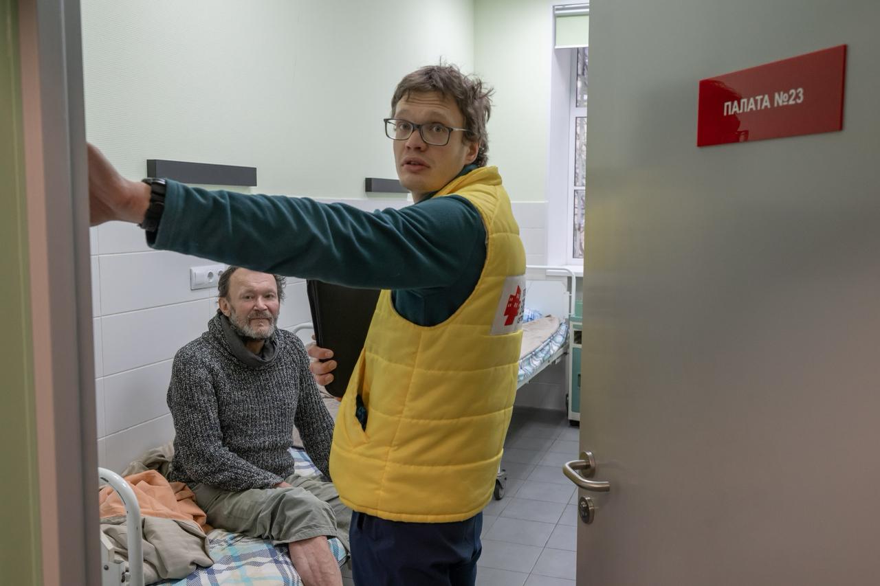Врача избили силовики во время помощи бездомным людям Врача и основателя Благотворительной больницы Сергея Иевкова избили сотрудники Росгвардии сообщили в проекте Бумаге Ему также повредили служебную машину Это произошло во время выезда доктора к бездомным людям которым помогает проект Сейчас Иевков едет в больницу Обновление Благотворительная больница рассказала что росгвардейцев вызвали сотрудники Ленинградского областного наркологического диспансера куда Иевков пытался гопитализировать бездомного пациента Силовики повалили Иевкова на землю после чего он попытался укрыться в своем служебном автомобиле Росгвардейцы распылили в нее перцовый баллончик и Иевков потерял сознание успев вызвать скорую Очнулся Иевков уже избитый и не в машине О проекте Благотворительная больница бесплатно принимает бездомных людей для медицинских осмотров и помощи Сотрудники и волонтеры перевязывают раны пациентам лечат от простуд и обострений хронических заболеваний а также тестируют на вирусные гепатиты ВИЧ туберкулез вакцинируют от гриппа и COVID 19 помогают устраивать пациентов в медицинские и социальные учреждения города Фото Андрей Бок Подписывайтесь на Бумагу и предлагайте новости