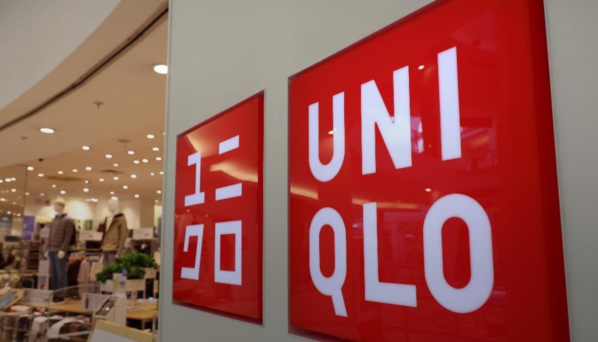 Управляющий магазинами Uniqlo холдинг подал в Роспатент 10 заявок на товарные знаки Все десять заявок были поданы 31 августа из Японии Среди них логотипы GU Fast Retailing Co и Uniqlo в красном и зеленом цветах Также поданы заявки на названия Uniqlo и Юникло