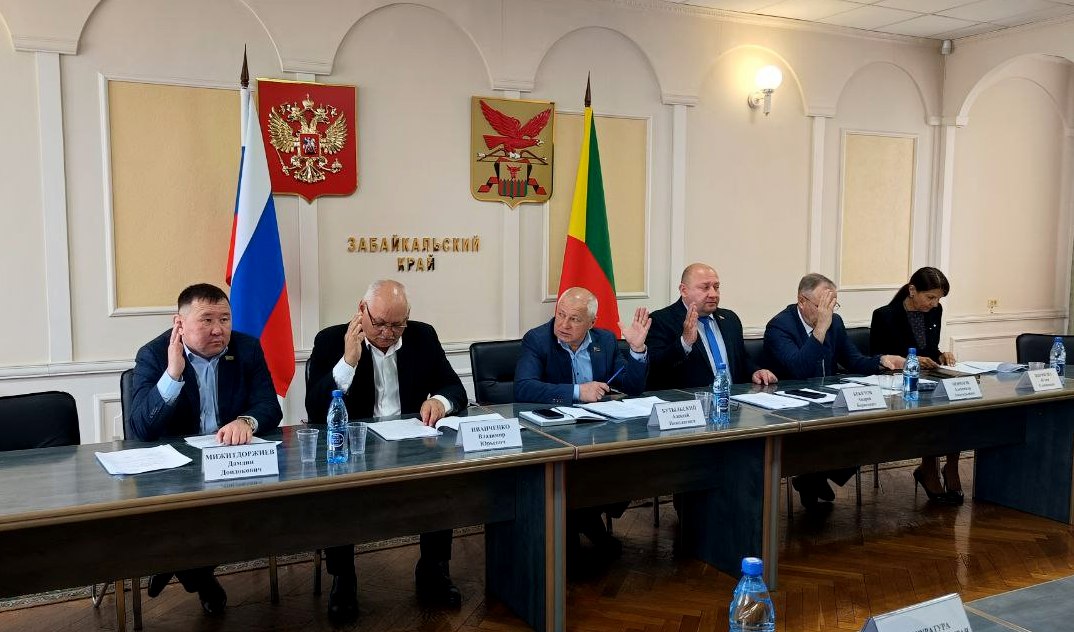 Доходы фонд ОМС Забайкалья в 2024 году выросли на 5 млрд рублей Проект закона об исполнении бюджета территориального фонда ОМС за 2024 год депутаты комитета по бюджетной и налоговой политике одобрили к принятию в первом чтении. Директор фонда ОМС Забайкалья Сергей Чабан сообщил законодателям, что основной доход сформирован за счет субвенций Федерального фонда ОМС — их сумма составила 27,3 млрд рублей, что на 5 млрд рублей больше по сравнению с 2023 годом. Практически вся сумма направлена на реализацию территориальной программы медстрахования. Кроме того, в числе расходов фонда — софинансирование оплаты труда врачей и среднего медперсонала, на которое было направлено 107,7 млн руб, за лечение иногородних граждан клиники Забайкалья получили 414,2 млн руб, а в фонды других регионов направлено 629 млн руб. Часть средств использована для выплат врачам за раннее выявление онкологических заболеваний, а также на повышение квалификации медработников и приобретение спецоборудования.