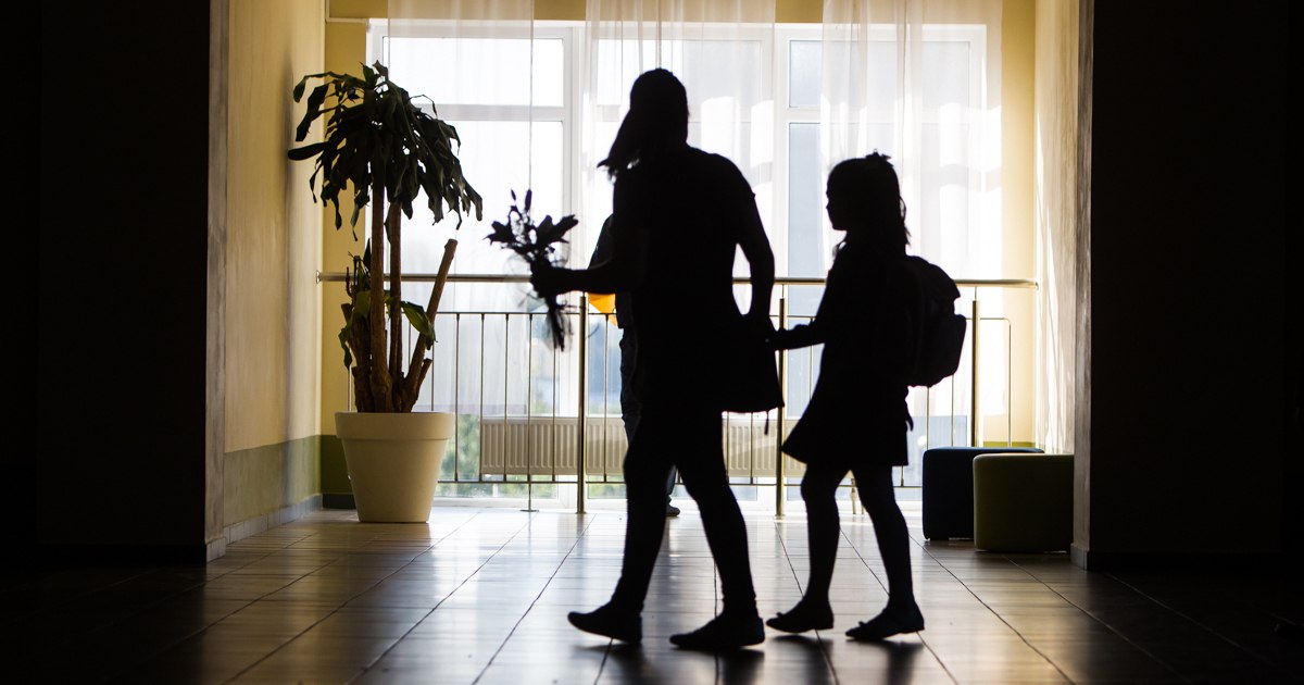 Деньги исполнение желаний и доброе слово калининградцы рассказали каким образом поощряют детей Большинство родителей в Калининграде выбирая как поощрить ребёнка например за хорошие оценки чаще предпочитают не материальные а эмоциональные способы поддержки Эксперты выявили чёткую иерархию в методах мотивации Устная похвала самый популярный способ его используют 30 опрошенных родителей Поездки в развлекательные места парки аттракционов кино кафе 26 Исполнение желаний ребёнка 23 Менее распространены такие методы как подарки 17 разрешение на игры или просмотр ТВ 15 а также денежные выплаты или сладости по 11 Лишь 6 респондентов признались что не поощряют детей никак Исследование показало заметную разницу в стиле воспитания Матери чаще ограничиваются устной похвалой Отцы практикуют денежное поощрение и дарят подарки При этом именно среди мужчин оказался выше процент тех кто не использует никаких способов мотивации Несмотря на активное обсуждение темы лишь небольшой процент родителей напрямую платит школьникам за успехи в учёбе Только 7 опрошенных дают деньги за каждую хорошую оценку а 4 исключительно за пятёрки Эта практика также более характерна для отцов которые применяют её вдвое чаще матерей Опрос проводился с 12 по 27 января