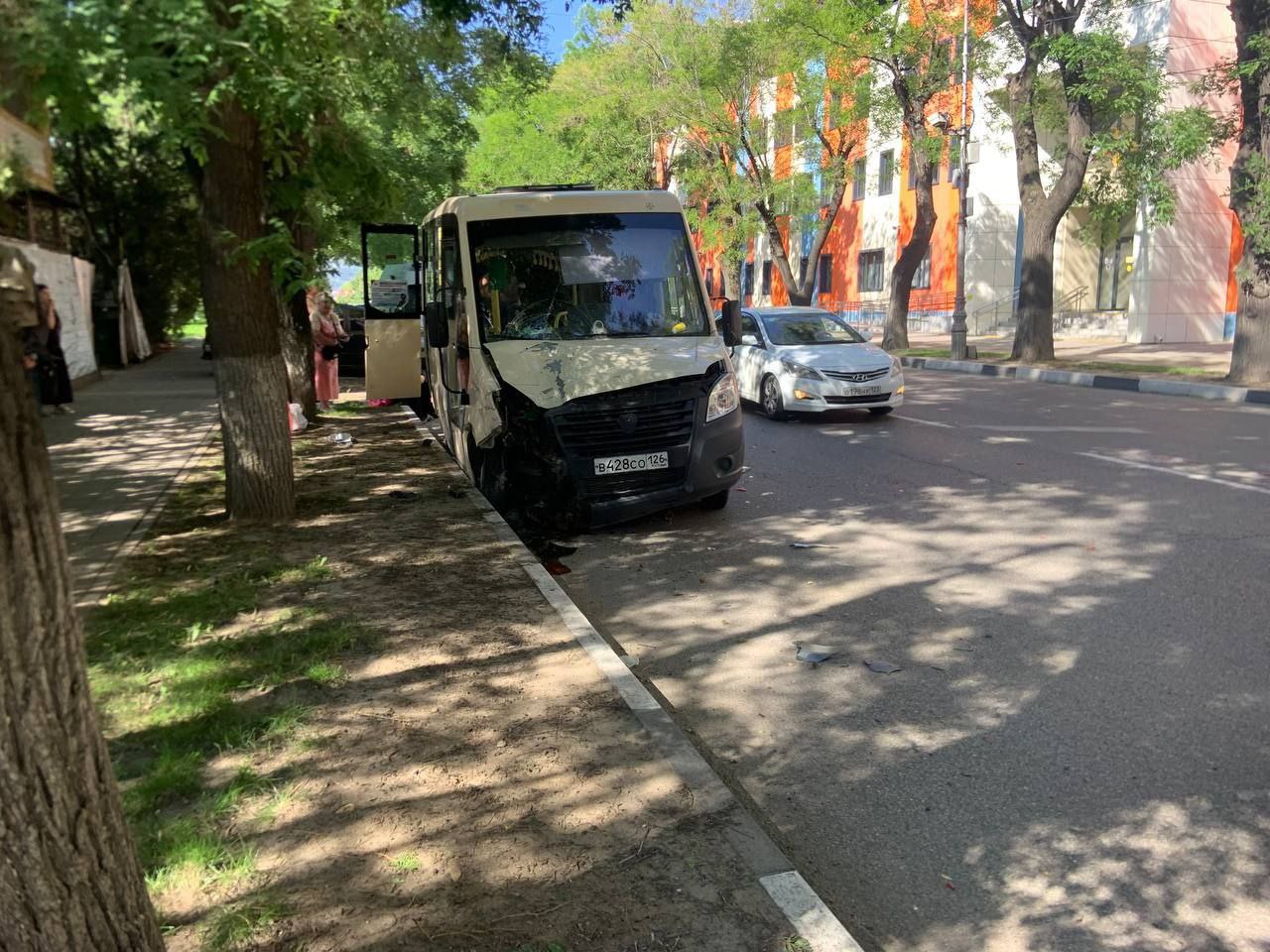 Восемь человек пострадали в ДТП в Кисловодске Об аварии напротив стадиона сообщил глава города Евгений Моисеев. Подробности пока неизвестны.