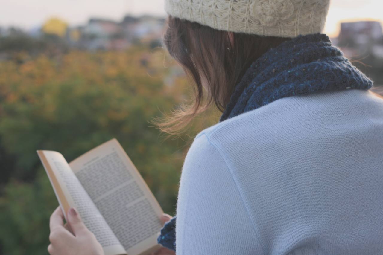 Россияне выбрали книги, изменившие их жизнь  Роман Булгакова «Мастер и Маргарита» оказал наибольшее влияние на читателей — 15% респондентов назвали его трансформационным. Второе место заняла серия о Гарри Поттере, третье — «Маленький принц». Также популярны Библия, «Дневник Анны Франк» и книга «К себе нежно», свидетельствует опрос российских книжных сервисов.  75% участников исследования отметили, что важная книга появилась в их жизни вовремя. Остальные признались, что хотели бы прочесть ее раньше.