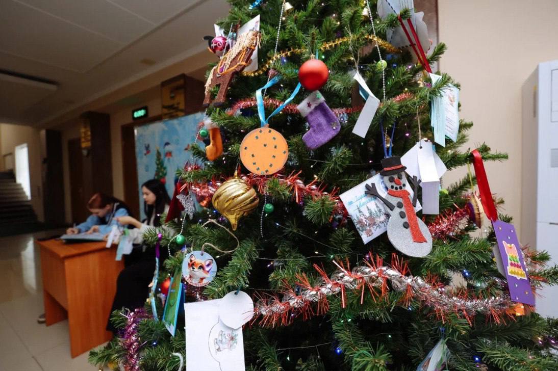 В Амурской области стартовала традиционная благотворительная акция Стань Дедом Морозом Своими мечтами поделились около 500 ребят до 17 лет из 20 социальных учреждений Снять письмо с ёлки установленной на первом этаже здания амурского правительства и исполнить чью то мечту можно в рабочие дни с 09 00 до 18 00 Акция продлится до 25 декабря ampravda