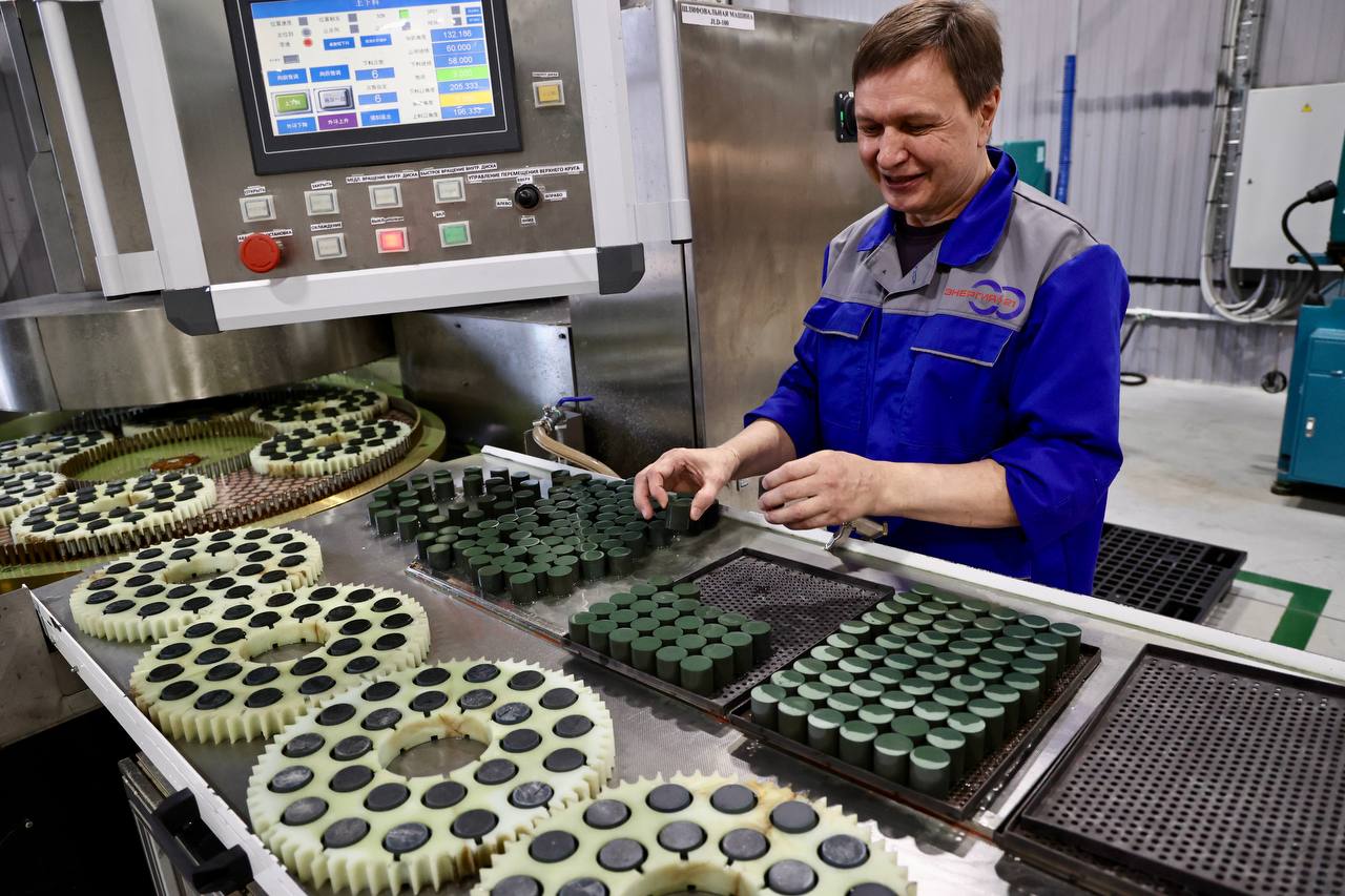 Челябинская область стала вторым регионом по росту зарплат на Урале в 2025 году   gubernia74 ru articles society 1137454 По данным исследования платформы по поиску работы hh ru Челябинская область показала значительный рост предлагаемых зарплат в 2025 году заняв по динамике второе место по Уралу Так за первые 11 месяцев этого года средняя предлагаемая зарплата выросла на 16 процентов что в денежном эквиваленте составило 9 832 рубля Сегодня средняя предлагаемая зарплата в Челябинской области по данным аналитиков составляет 70 тысяч рублей   t me chgub