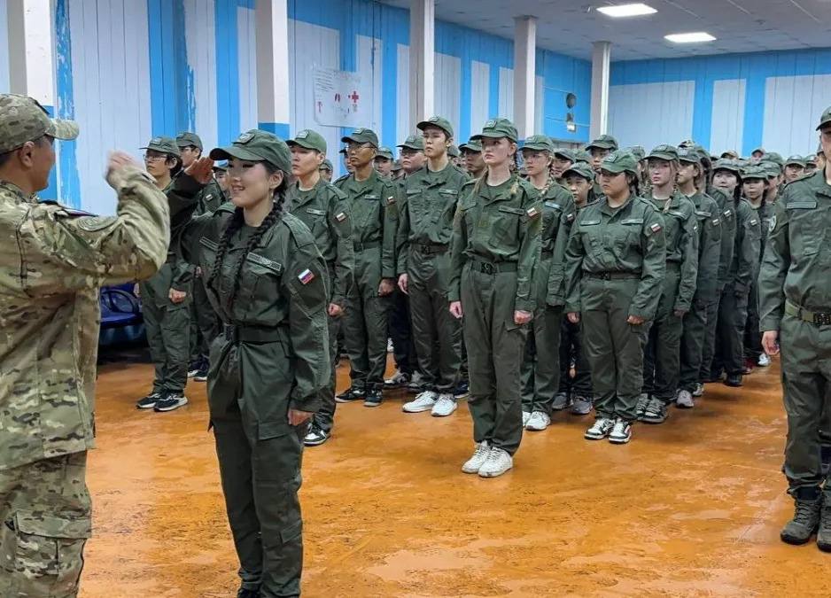 ⏺ 180 якутских подростков прошли посвящение в курсанты и получили шевроны Центра «ВОИН» В якутском филиале Центра «ВОИН» состоялось посвящение участников первой смены «Время юных героев» в курсанты Центра. Сегодня, 20 июня, курсанты приступают к огневой, тактической и инженерной подготовке, научатся управлять дронами, освоят курс первой помощи и тактической медицины, сыграют в военно-спортивные игры и.т.д.
