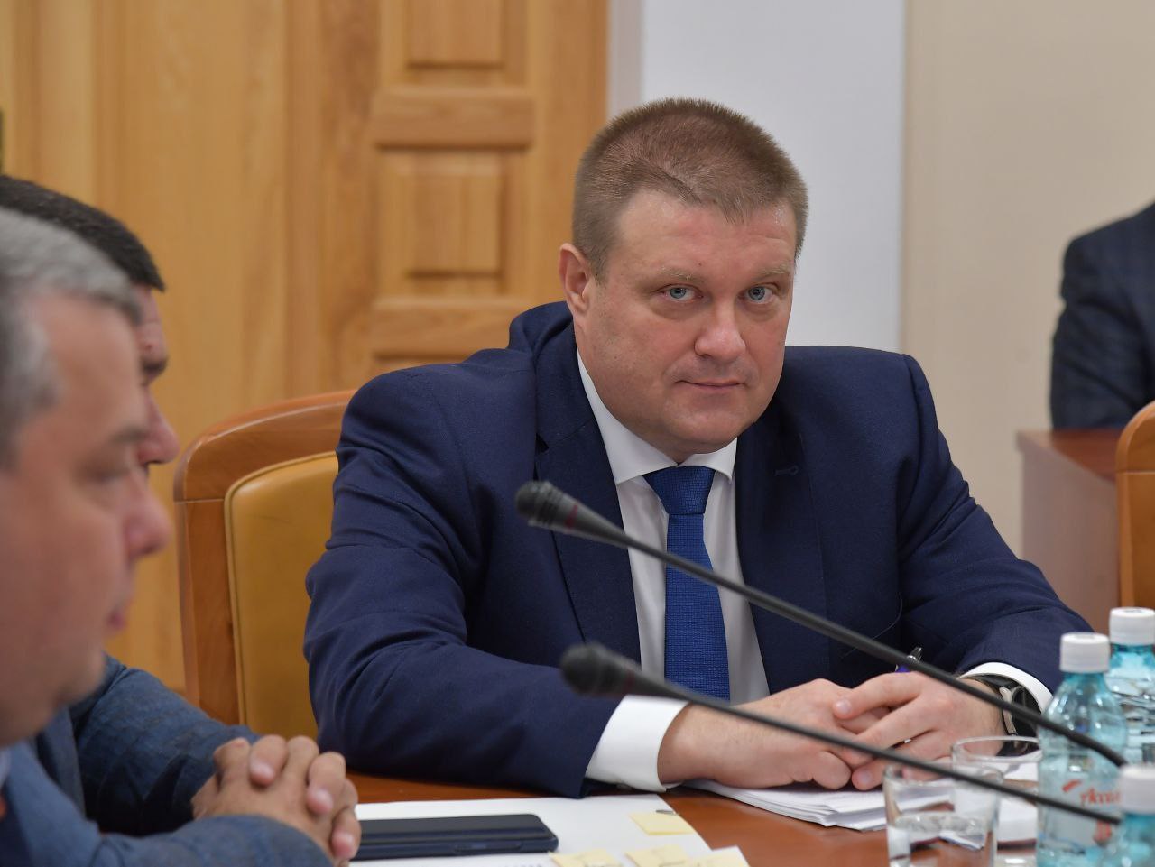 В Омской области переназначили министра здравоохранения Вчера губернатор Виталий Хоценко подписал распоряжение о назначении министра здравоохранения Омской области. Согласно опубликованному сегодня документу, еще год этот пост будет занимать Дмитрий Маркелов. Напомним, Маркелов возглавил минздрав в июне 2024 года. До этого он был главврачом онкологического диспансера и депутатом городского совета.