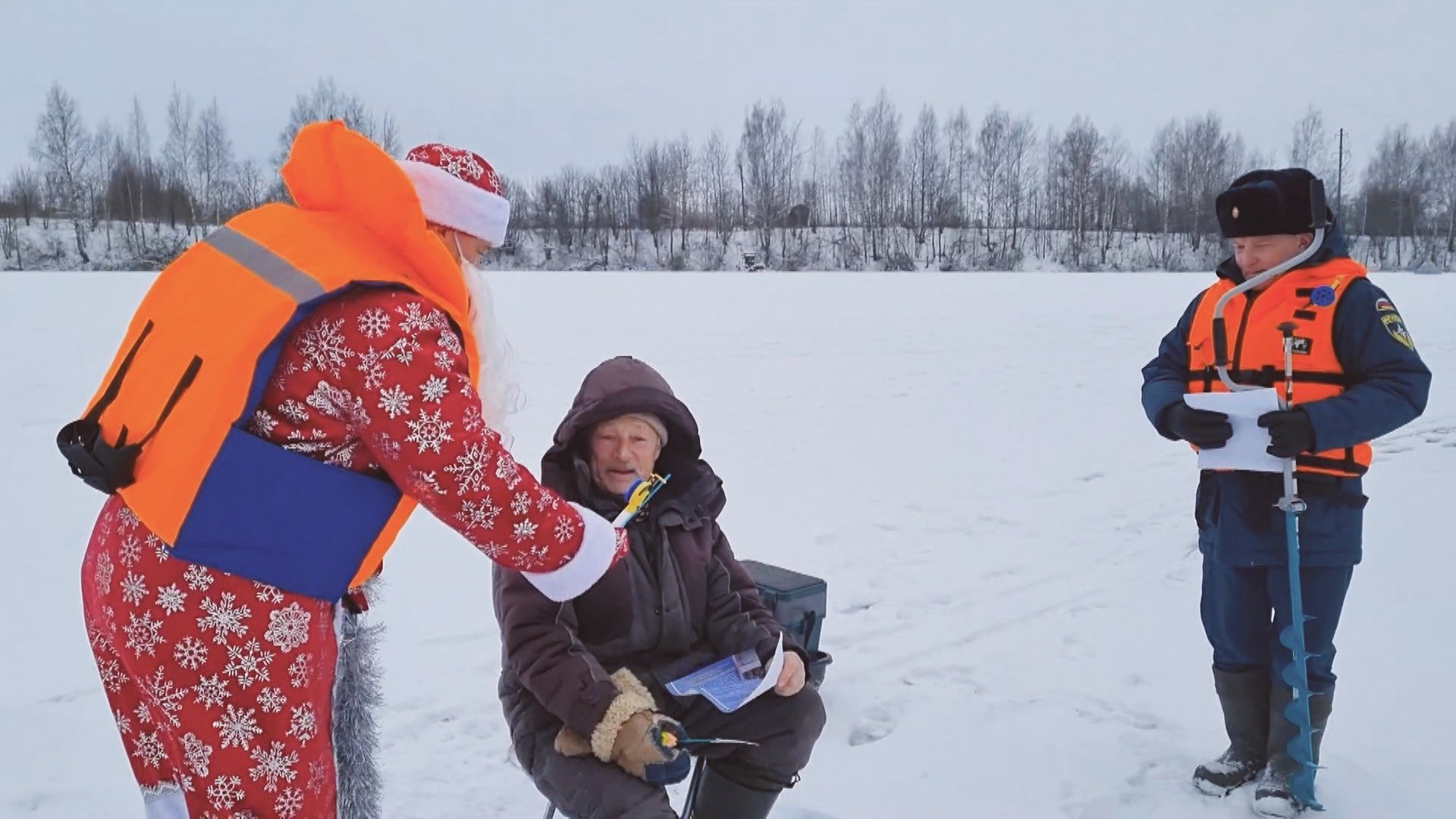 Ледовая обстановка в Костромской области благоприятная для зимней рыбалки проверено Дедом Морозом Инспекторы ГИМС замерили толщину льда на водоёмах области В минувшие выходные специалисты МЧС проехали по основным излюбленным местам рыбаков В черте областного центра на Волге и реке Костроме лёд около 17 см Самый толстый покров в Макарьевском районе на Унже до 18 см На Галичском и Чухломском озёрах около 17 см На Костромском море от 10 до 17 см Это считается безопасная толщина для выхода на лёд но не массово Ежедневно инспекторы ГИМС проводят профилактические рейды а в период праздников еще и в костюме Деда Мороза напоминают рыбакам правила поведения на льду При выходе на водоём необходимо быть предельно осторожными и бдительными потому что под слоем снега все же могут скрываться участки с тонким льдом и даже промоины Спасатели подытоживают с начала года происшествий не зафиксировано никто под лёд не провалился