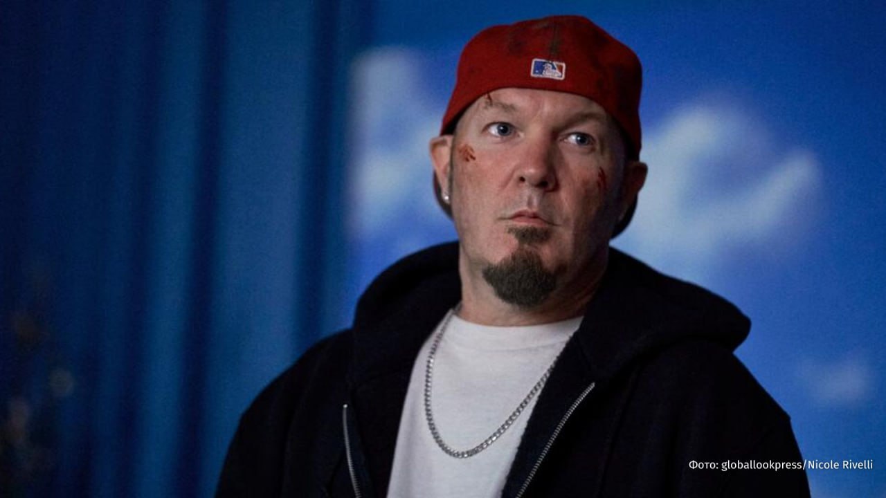 Анонс концерта Limp Bizkit в Таллине разгневал эстонские власти из за слов солиста о России Выступление американской группы запланировано на 31 мая 2026 года однако министерство культуры страны обратилось к организаторам мирового тура Limp Bizkit с требованием отменить концерт утверждает ERR В 2015 году солист Фред Дерст заявил что написал обращение в администрацию Крыма объявив о готовности проводить там столько же времени сколько и в США если получит российское гражданство В августе 2024 года солист группы Limp Bizkit Фред Дерст заявил что скучает по фанатам из России РЕН ТВ в Telegram в MAX
