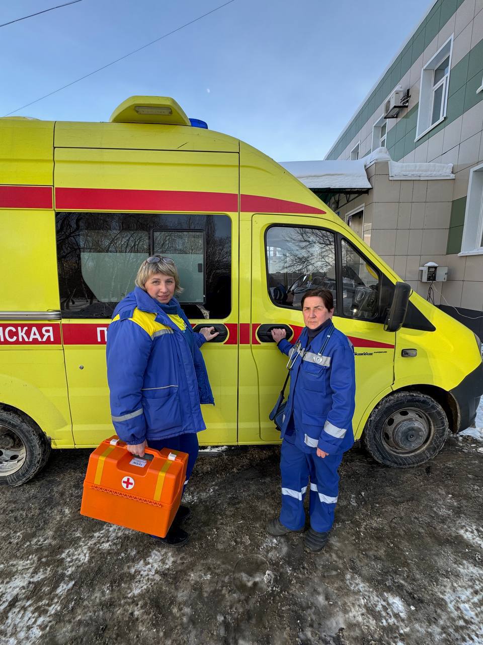 Скорая спасла оренбуржца с остановкой сердца Врач Нина Самаркина и медсестра Наталья Кузнецова выехали на вызов к 60 летнему мужчине с инфарктом По пути у него остановилось сердце но медики провели реанимацию и запустили его Пациент доставлен в сосудистый центр его состояние стабилизировано