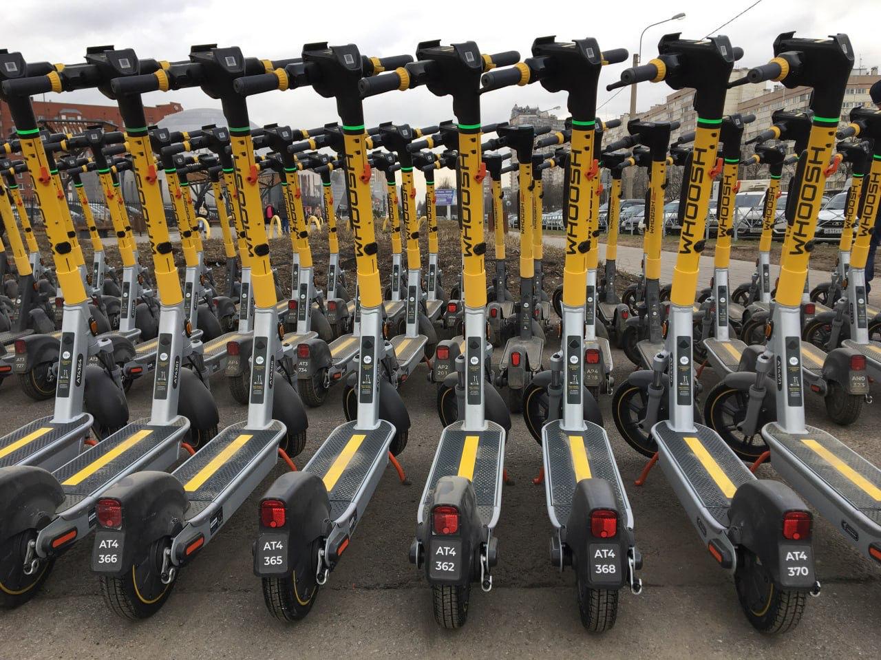 В Кудрове ограничили число электросамокатов их скорость и территорию парковок Три постановления которые регулируют число электросамокатов их скорость и территорию парковок в Кудрове опубликовала администрация Заневского городского поселения Самокаты и новые правила Первое постановление устанавливает лимит на количество арендных самокатов в городе не более 600 Второе общие правила их использования Кататься и оставлять самокаты запретили в парках Оккервиль и Косая гора на проспекте Строителей от Ленинградской до Областной улицы на улице Столичной от Европейского проспекта до Английской улицы и по всей улице Новой Также самокаты запрещено бросать на проезжей части велодорожках остановках газонах и у входов в детсады школы и больницы Кроме того постановление ограничивает максимальную скорость до 10 километров в час на площади Европы Романтическом бульваре проспекте Европейском а также на улицах Областной Ленинградской и Центральной Третье постановление утверждает схему легальных парковок вместо стоянок созданных операторами останется 21 официально разрешенная локация Договоры с операторами Для кикшеринговых компаний власти ввели новую форму соглашения с администрацией без него работать в Кудрове операторы не смогут В документе перечислены их обязанности и меры ответственности Так если оператор не вывезет самокат оставленный в неположенном месте транспорт отправят на платную стоянку Контекст В июле пресс служба Заневского городского поселения анонсировала запрет самокатов в Кудрове Решение объяснили жалобами на парковку электросамокатов в неположенных местах Затем замглавы кудровской администрации по ЖКХ и благоустройству Александр Мусин заявил что власти собираются навести порядок а не расторгать договоры с операторами самокатов Грядущие изменения администрация Кудрова анонсировала в начале октября Тогда власти говорили о сокращении числа самокатов до 700 а парковок до 50 По официальным данным их было 900 и 70 соответственно Фото Бумага Подписывайтесь на Бумагу и предлагайте новости