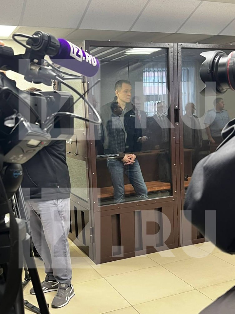 Сына экс главы Мордовии Алексея Меркушкина приговорили к 7 годам колонии строгого режима за мошенничество дачу взятки в особо крупном размере и злоупотребление должностными полномочиями передает корреспондент Известий из зала суда Ко всему прочему его оштрафовали на 152 млн 360 тыс рублей также суд взыскал 43 млн рублей в счет Корпорации развития Республики Мордовия По обвинению в мошенничестве речь идет о махинации с продажей Мордовэкспоцентра в собственность ООО Корпорация развития Республики Мордовия ее акционер правительство региона По версии следствия экс министр целевых программ Мордовии Алексей Меркушкин руководил этой сделкой Цена объекта была завышена Согласно договору купли продажи стоимость упомянутого имущества включающего в себя здания павильонов галереи а также земельный участок и асфальтовое покрытие определена в размере 271 млн рублей Но рыночная цена была немногим более 54 млн рублей сообщали в СК по Мордовии По версии следствия в 2015 году Меркушкин также дал взятку в размере более 7 млн рублей управляющему отделением Национального банка Мордовии Волго Вятского главного управления Центрального банка Александру Теренькину В ответ тот должен был отозвать итоги инспекции которые грозили лишением лицензии Мордовпромстройбанку Кроме того бывший министр целевых программ выводил средства из Актив Банка Нанесенный ущерб был оценен в 1 6 млрд рублей Больше новостей тут МАХ Отправить новость