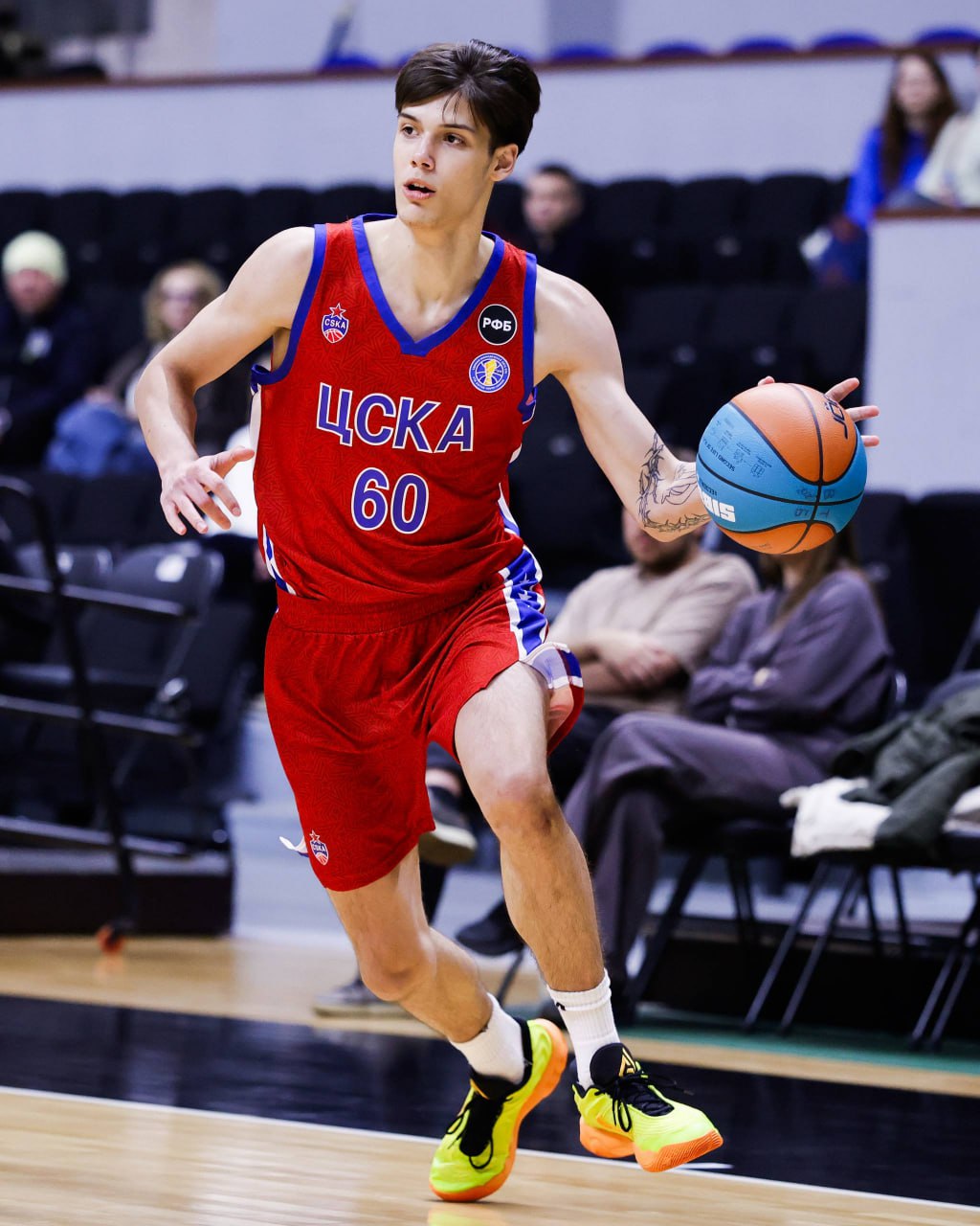 Баскетболиста системы ЦСКА избили в ночном клубе Владимир Ершов из ЦСКА Юниор получил черепно мозговую травму и находится в больнице в тяжелом состоянии Надеемся на силы организма Владимира и профессионализм медиков Володя держись мы с тобой заявили в клубе Подписывайтесь на РИА Новости Спорт в MAX