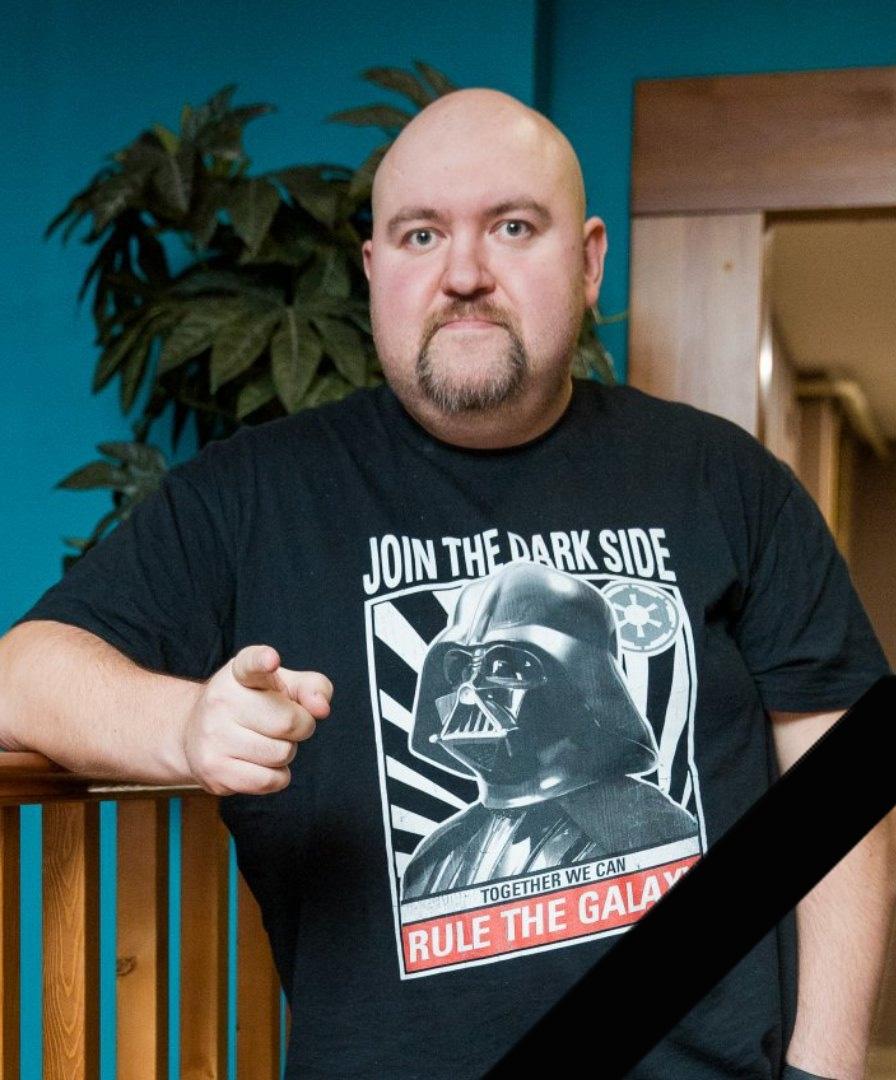 Умер Дмитрий Красильников известный как ведущий Что Где Когда и организатор стендап концертов Ему было 45 лет По словам родственников у него произошёл инсульт после которого мужчина находился в реанимации 4 декабря ему стало плохо его доставили в медучреждение в тяжёлом состоянии он находился на ИВЛ и скончался 6 декабря Прощание состоится во вторник 09 12 в 15 10 по адресу Старцева 61 большой зал Дмитрий Красильников занимался проектом Чёрный КВН привозил в город стендап комиков и был известен зрителям по съёмкам в сериале Реальные пацаны Подпишитесь на нас в ТГ MAX ВК Прислать материал