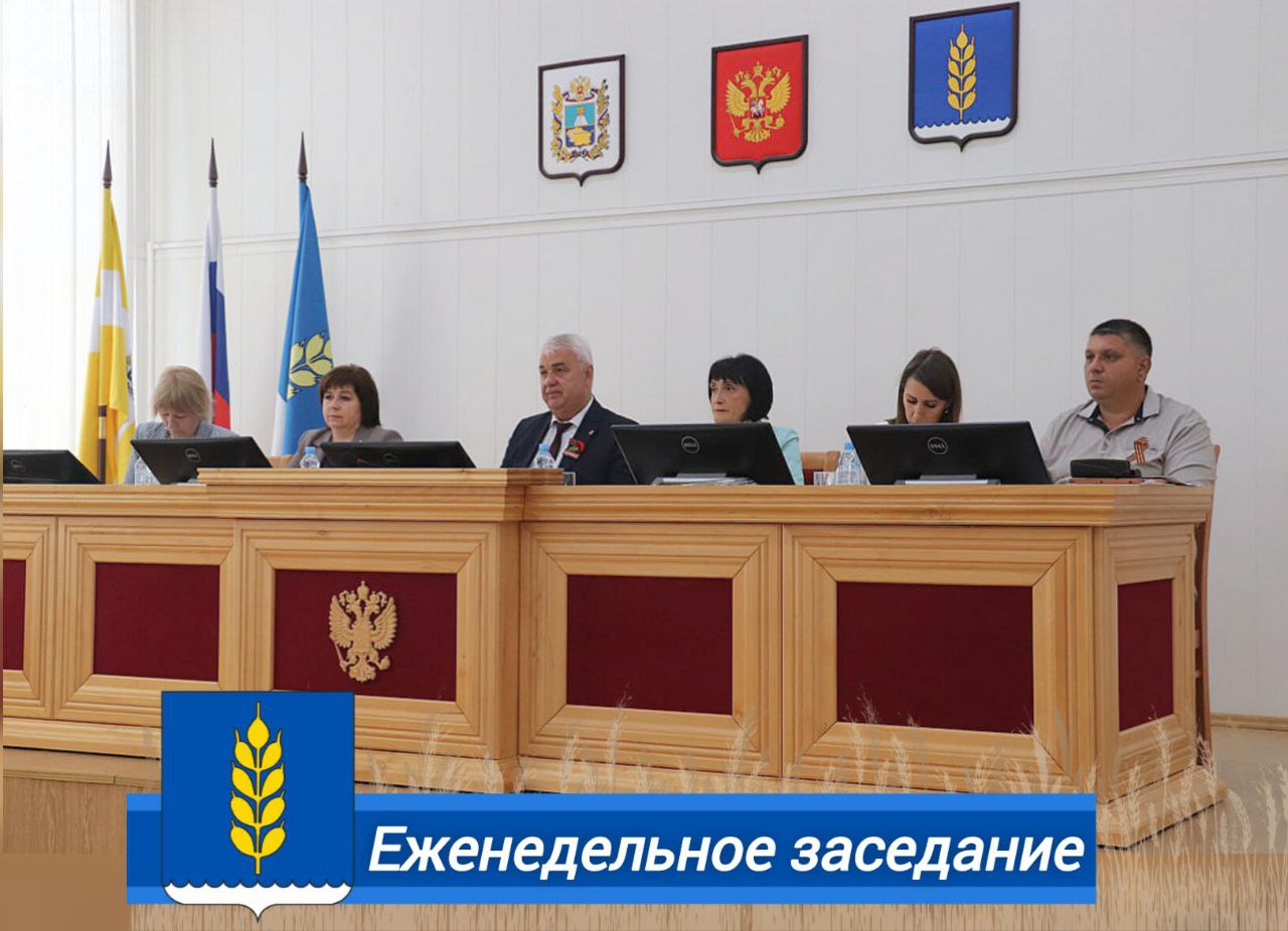Провел еженедельное заседание аппарата администрации Новоселицкого муниципального округа. Центральным вопросом сегодняшней встречи стала подготовка и проведение Дня Победы. Хочу подчеркнуть, что все праздничные мероприятия, посвященные 80-летию Великой Победы, полностью отработаны с правоохранительными органами. За каждой территорией закреплены ответственные лица. Обеспечить 100% безопасность наших жителей- сейчас это самая главная задача. Кроме того, обсудили ряд текущих рабочих вопросов и сформировали перечень приоритетных задач на ближайшее будущее. Продолжаем работу!
