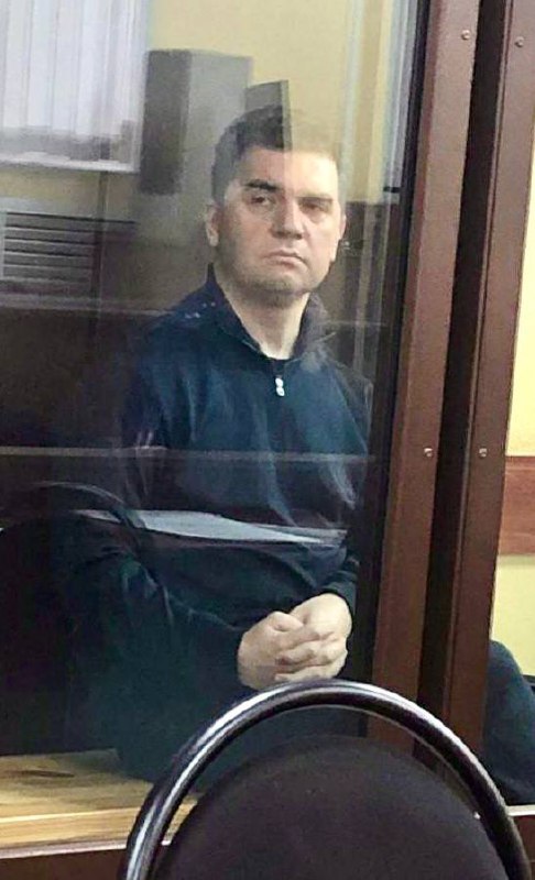 Экс министру здравоохранения Кузбасса Дмитрию Беглову продлили арест По версии следствия Дмитрий Беглов находясь на посту в период с января по июнь 2025 года лично получил денежные средства от предпринимателя и юридических лиц Вознаграждение передавалось за содействие в заключение договоров на закупку и поставку медицинских изделий а также общее покровительство в служебной деятельности сообщает Объединённый пресс центр судов Кемеровской области