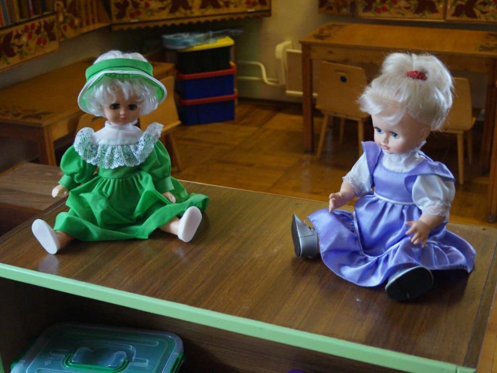 Предназначение или личный выбор ВЦИОМ провёл опрос об отношении россиян к материнству Опрошенные сошлись во мнении что образ матери остается символом безусловной любви добра и домашнего уюта но само материнство переживает перемены Сегодня это не только естественная миссия женщины но и осознанный выбор требующий все больше сил Аналитический центр ВЦИОМ сообщает ответа на вопрос что же такое материнство в наше время личный выбор или предназначение в российском обществе нет россияне разделились на две равные группы И это еще один вопрос отцов и детей Старшие поколения видят в материнстве естественную миссию женщины тогда как молодежь прежде всего проявление свободы и ответственности за собственное решение Среди представителей поколения цифры и миллениалов доминирует идея материнства как выбора отражая сдвиг в сторону автономии и индивидуальных сценариев родительства Кроме того женщины чаще чем мужчины говорят о материнстве как о выборе возможно потому что им ближе реальный опыт совмещения ролей Примечательно и то что те кто считает материнство легким чаще воспринимают его как естественную миссию Таким образом мы наблюдаем ценностный переход в восприятии материнства от традиции долга к культуре осознанного выбора 86 россиян считают материнство трудной работой 39 россиян уверены быть матерью сегодня сложнее чем 20 лет назад 28 считают что легче Мнение россиян о материнстве в жизни женщины разделилось почти поровну 48 думают что это предназначение а 46 что это личный выбор