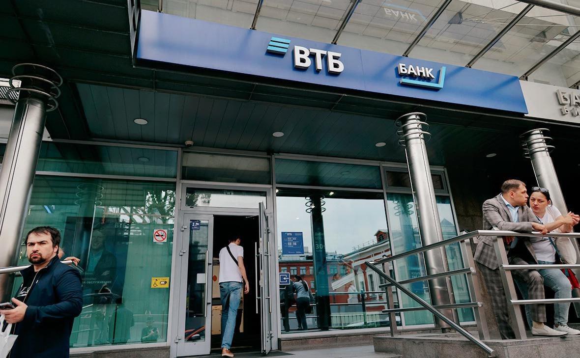 Согласно отчетности ВТБ, в апреле чистая процентная маржа группы поднялась до 1,2% против 0,8% в первом квартале. За четыре месяца 2025 года чистые процентные доходы группы составили 82,7 млрд руб., но они все еще вдвое меньше поступлений по этой статье за аналогичный период прошлого года. Чистые комиссионные доходы ВТБ за январь—апрель достигли 96,1 млрд руб., что на 37% лучше прошлогоднего результата. Еще один аспект для поддержки прибыли — юридический, пояснил Пьянов: «Есть и негативные факторы, которые закладывались в бизнес-план, но точно не будут реализованы. Мы закладывали в наш бизнес-план юридически значимое окончательное решение судебного спора по J.P. Morgan, позитивно влияющее на наши резервы по заблокированным активам. Сейчас есть разъяснение Верховного суда по иску Совкомбанка, поэтому в этом году мы не ожидаем окончательного решения по своим искам к J.P. Morgan».