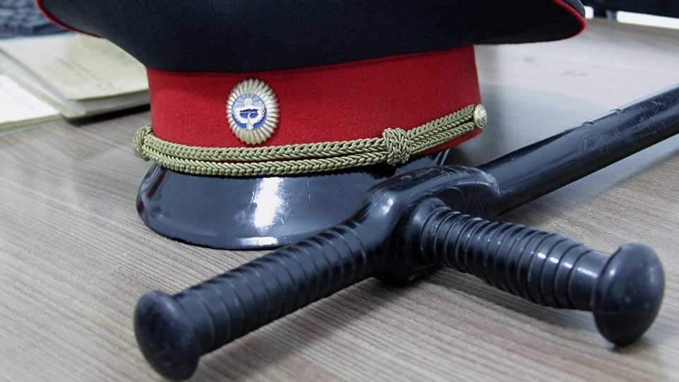 Кыргызстан ужесточил контроль за религиозными лагерями для детей    Национальное агентство по делам религий и межэтническим отношениям КР провело масштабную проверку детских религиозных учреждений. По итогам мониторинга были приняты решительные меры в отношении незаконно действующих организаций.    Результатом стало пресечение деятельности 12 религиозных лагерей и учебных центров в:   Бишкеке   Чуйской области   Иссык-Кульской области   ‍  Все организаторы привлечены к ответственности по статье «Нарушение законодательства о свободе вероисповедания». Сотрудники ведомства выявили отсутствие официальной регистрации и зафиксировали проведение религиозного обучения без лицензии, что является серьёзным правонарушением.    Среди закрытых учреждений оказались:  Айша Хумейра  Худу камп  Алиф батаса  Аларабия  Жаш муун  Муун академия  Зам Зам академия  Нсб кидс  Алиф академия  Тартиил  Кут травел  Калем лидер  ℹ  Принятые меры соответствуют положениям нового закона «О свободе вероисповедания и религиозных организациях», который вступил в силу в январе 2025 года. Закон ужесточает требования к религиозным образовательным учреждениям и предусматривает строгий контроль за их деятельностью.    Вопрос с нелегальными религиозными учреждениями стоит остро во всей Центральной Азии, активнее всех борьбу с радикализацией детей в таких местах ведёт Узбекистан, систематически выявляя такие радикальные медресе.  #Кыргызстан
