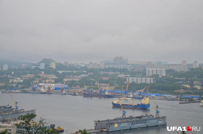 Портовик погиб во время работы в поселке Зарубино Хасанского округа В следственном комитете Приморского следственного отдела на транспорте возбуждено уголовное дело Следователи распознали в происшествии признаки преступления предусмотренного статьей УК РФ нарушение требований охраны труда повлекшее по неосторожности смерть человека По данным следствия 17 ноября 2025 года на грузовом судне находившемся на причале морского порта Бухта Троица проводили погрузку Но рабочий допустил раскачку груза который ударил одного из докеров стоящих на земле по голове Пострадавший от полученных травм скончался Подписаться