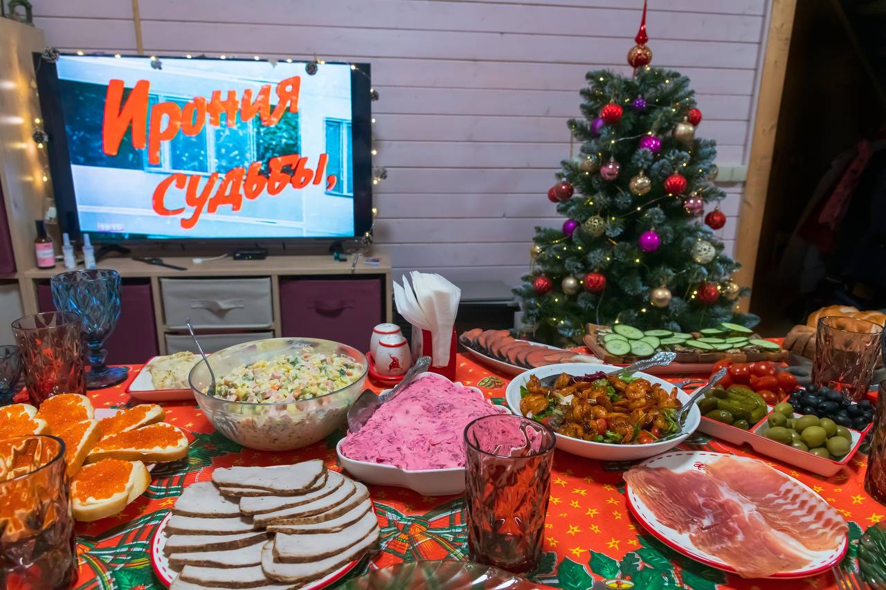 Все за стол как готовили селёдку под шубой и оливье в Петрограде Ленинграде и Петербурге Новый год в Петербурге праздник не унаследованный а собранный Его не передали по цепочке поколений как Пасху или Масленицу он не вырос из сельского календаря и не закрепился веками Его приходилось выстраивать медленно через реформы запреты возвращения и в конечном счёте через гастрономию Именно еда оказалась самым устойчивым материалом для этого ритуала тем что переживает идеологии смену власти и экономические разломы Какие гастрономические традиции празднования Нового года существовали в Петербурге и почему они снова популярны в обзоре ДП Bayhu19 Shutterstock FOTODOM Подписаться на ДП в Telegram MAX