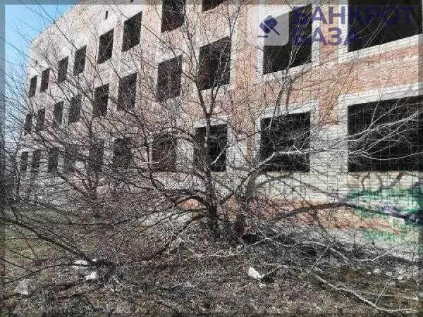 В Таганроге за 18 млн выставили недостроенный дом и земельный участок  Речь идет о трехэтажном здании на улице Ломакина. Стены многоквартирного дома находятся в аварийном состоянии, в связи с чем покупателю нужно будет выполнить демонтаж надземного перехода между третьим и четвертым корпусами.  Важно отметить, что есть обременения и ограничения в использовании земельного участка. Подать заявки на участие в торгах можно до 19 августа. Сами торги состоятся спустя три дня после окончания приема заявок.   Новости №1 в Ростове  Прислать новость/фото