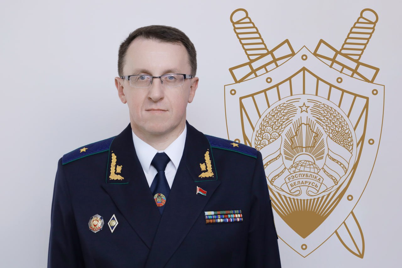 ‼ О профессии прокурора и работе с молодыми кадрами, сферах деятельности, находящихся в зоне особого внимания, а также о борьбе с преступностью и расследовании знакового для всей страны уголовного дела о геноциде белорусского народа в своем большом интервью сетевому изданию mogilevnews.by рассказал прокурор Могилевской области Валерий Куликович. «Хочу выразить искреннюю благодарность всем работникам органов прокуратуры за нелегкий и ответственный труд, добросовестное, честное и принципиальное исполнение профессионального долга. Уверен, что прокуроры и впредь будут верны закону, служить на благо государства и его граждан. Безусловно, особая признательность ветеранам, которые многие годы своей жизни посвятили защите законности и правопорядка, заложили добрые традиции и подготовили достойную смену», – Валерий Куликович.