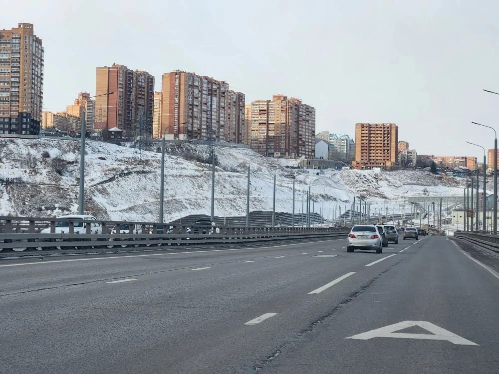 Выделенку на Николаевском мосту в сторону левого берега окончательно отменили В ходе эксперимента пробки при выезде из Тихих Зорь в утренние часы сократились с 1 5 часа до 20 25 минут krasnoyarsk