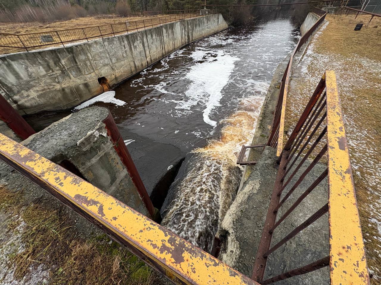 Денис Паслер сообщил о завершении строительства водовода для Каменска Уральского Новый водовод длиной 53 километра обеспечит жителей Каменска Уральского качественной питьевой водой сообщил в своих соцсетях губернатор Свердловской области Денис Паслер Сегодня на новом водоводе для Каменска Уральского строители уложили последний участок трубы Это значит что уже в начале 2026 года мы обеспечим третий по численности населения город Свердловской области качественной питьевой водой а угрозы коммунальных аварий будут устранены Это масштабный проект на реализацию которого было направлено свыше 3 2 миллиарда рублей 70 от этой суммы мы предоставили из областного бюджета написал Денис Паслер Водовод берёт своё начало от водозаборных сооружений на Нижне Сысертском водохранилище и проходит по территории Сысертского Белоярского муниципальных округов до Каменска Уральского После завершения строительно монтажных работ начнутся пробные запуски и опрессовки системы Диаметр труб водовода составляет от 600 до 900 миллиметров Важно чтобы новая система при работе не давала сбоев Существующая нить водовода которая сейчас снабжает Каменск Уральский построена 35 лет назад и модернизация системы централизованного водоснабжения жизненно важна для 160 тысяч человек Отмечу что это одно из ключевых направлений нашей работы в рамках нацпроекта Инфраструктура для жизни сказал Денис Паслер