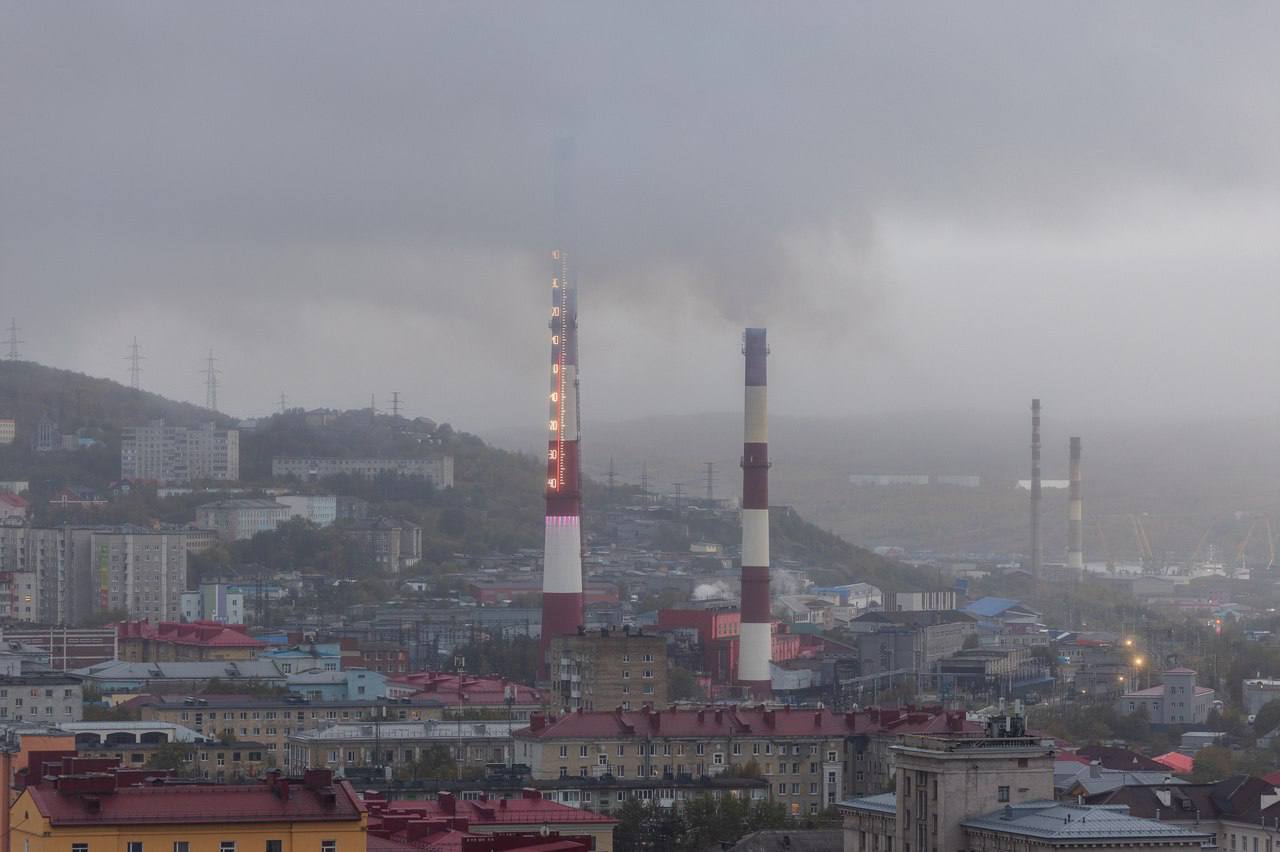 Мурманская область получила федеральную поддержку на закупку мазута.  Цены на этот вид топлива остаются нестабильными, сегодня рыночная цена мазута в 2 раза превышает показатели, учтенные при установлении тарифов на тепловую энергию для потребителей Мурманской области.   Губернатор Мурманской области Андрей Чибис прикладывает максимум усилий, чтобы сократить затраты. Сегодня стало известно, что председатель Правительства России Михаил Мишустин подписал распоряжение о выделении нашему региону 4,8 млрд рублей на покрытие части затрат на закупку мазута для прохождения отопительного периода. Ранее инициатива губернатора была поддержана Президентом России Владимиром Путиным.   «Для нас это крайне важная поддержка. В последние годы цена на мазут выросла в среднем в 3 раза. Это влечет за собой дополнительные расходы, которые нам приходится нести в этой связи. Это огромные затраты и вкладываем мы эти деньги из регионального бюджета, чтобы не перекладывать на наших жителей, наших потребителей. Ежегодно мы тратим на это миллиарды. И вынуждены эту сумму увеличивать. Только в этом году мы порядка 9,6 млрд рублей, значительную часть уже направили на закупку мазута из регионального бюджета», – сообщил глава региона.