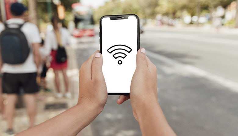В Тамбовской области назвали места публичных точек доступа Wi-Fi В Тамбовской области продолжается периодическое временное ограничение скорости мобильного интернета до 2G технология Edge . В качестве альтернативного способа доступа жители Тамбовской области могут использовать публичные точки доступа Wi-Fi. Так, бесплатно подключиться к интернету можно в центрах «Мои документы», учреждениях культуры, аэропорту «Донское» и на железнодорожном вокзале «Тамбов» Такую же услугу предоставляют торгово-развлекательные комплексы, кафе и рестораны, а также автозаправочные комплексы. Список публичных точек доступа Wi-Fi, организованных операторами связи в Тамбове, Котовске и Рассказово можно посмотреть здесь. - Согласно российскому законодательству, для подключения к точке доступа Wi-Fi требуется идентификация пользователя. Она может производиться несколькими способами: подтверждение по номеру телефона, SMS с кодом, авторизация через портал госуслуг, - сообщили в в департаменте цифрового развития, информационных технологий и связи правительства Тамбовской области. freepik