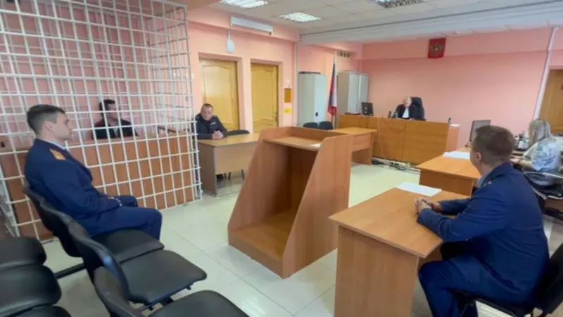 Повар зарезал матроса в новогоднюю ночь на судне у берегов Камчатки 43 летний хабаровчанин работавший поваром на рыболовном судне в новогоднюю ночь повздорил с матросом Оба были пьяны В драке повар ударил матроса ножом тот скончался на месте После причаливания судна в Петропавловске Камчатском обвиняемого арестовали Ему грозит до 15 лет колонии TG замедляют Видосы и оперативные новости смотри в нашем MAX