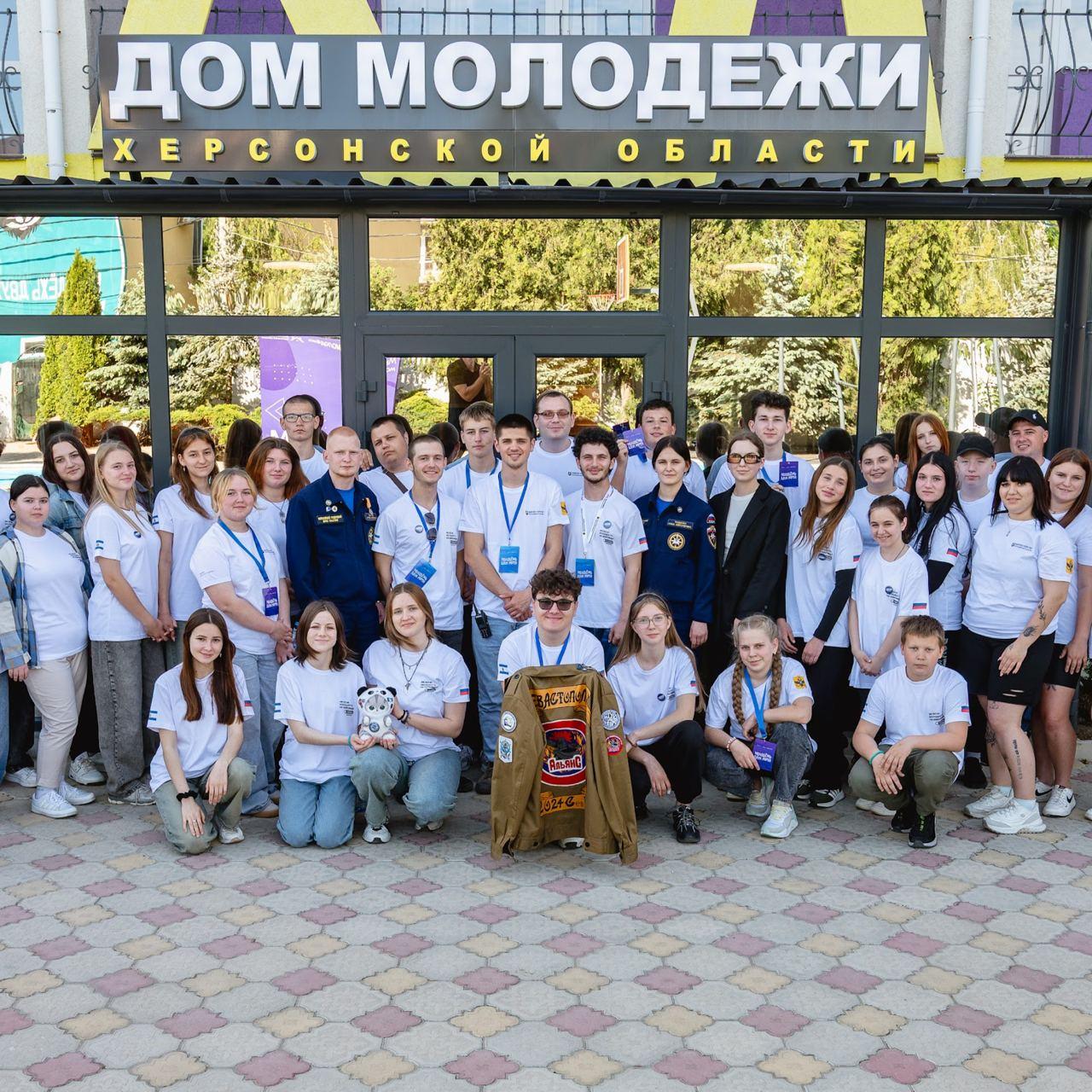 В Херсонской области открыли Дом молодёжи Благодаря программе «Регион для молодых» в селе Железный порт открыли Дом молодёжи – пространство для творчества, образования и самореализации талантов региона. Что ждет гостей? Коворкинги и мастерские для работы и творчества Лекторий и IT-клуб Студии и зоны отдыха Мастер-классы по искусству, науке, социальному проектированию Новый Дом молодёжи станет площадкой для фестивалей, конкурсов и семинаров. Поздравляем с открытием! Для нашей молодёжи – всё самое лучшее! #Молодежь
