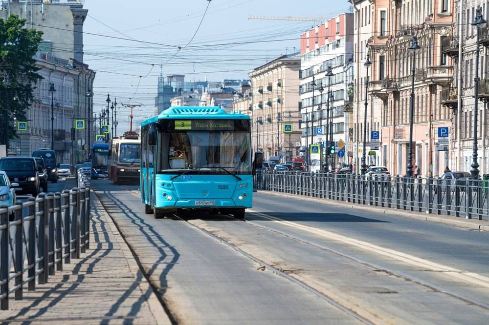 Власти Петербурга могут повысить цены на проезд уже в августе  Стоимость одной поездки в метро, возможно, увеличится с 81 рубля до 86 рублей, а в автобусах, трамваях и троллейбусах с 75 до 80.  Подробнее