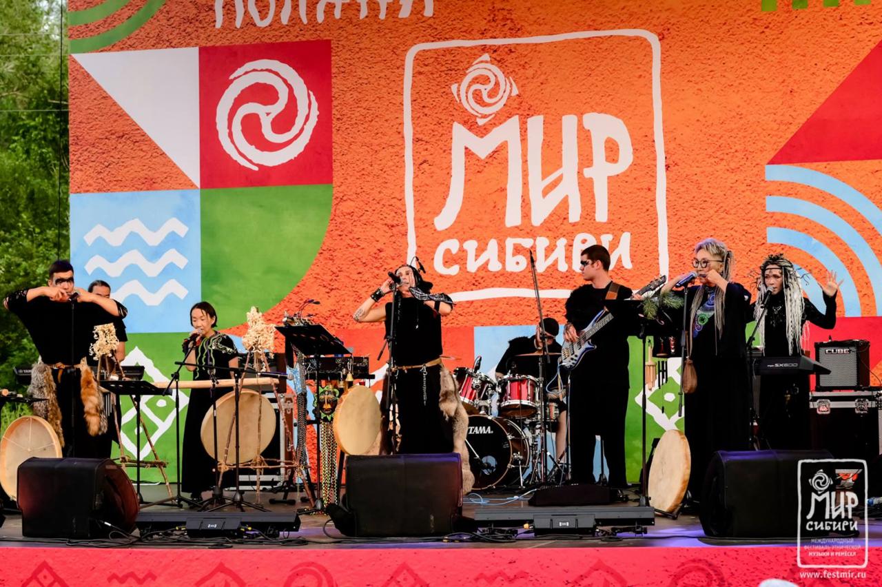 Стали известны даты проведения фестиваля МИР Сибири в 2026 году 22 й фестиваль будет идти четыре дня с 9 по 12 июля в поселке Шушенское Об этом рассказали организаторы на сайте фестиваля Вход на все мероприятия свободный Однако других подробностей они пока не раскрывают Список хедлайнеров станет известен только весной а заявочная кампания на конкурсную программу фестиваля стартует с 15 января С 1 апреля начнётся приём заявок на участие в ярмарке prmira news