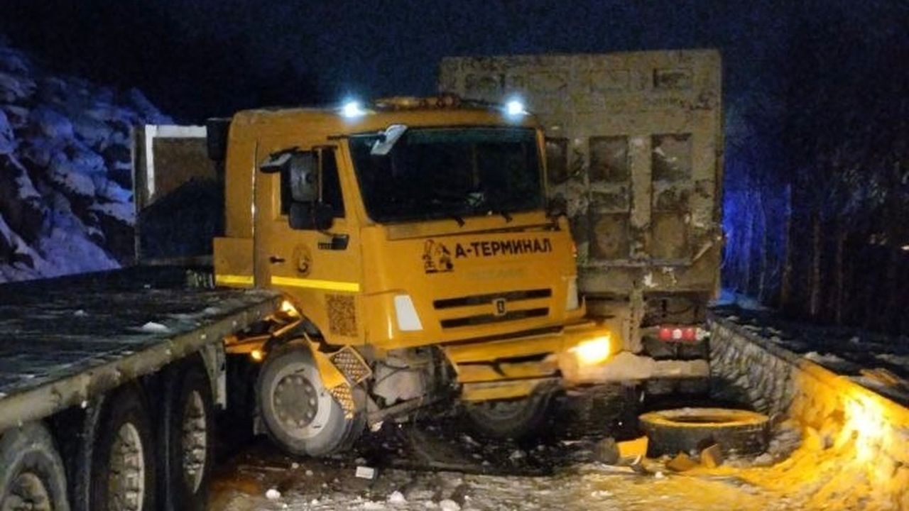 Грузовики не поделили дорогу в Кольском округе В Кольском округе на 10 м км автодороги Мишуково Снежногорск около 7 47 столкнулись грузовые автомобили SHACMAN и КАМАЗ В результате аварии пострадал один человек помощь ему оказала бригада скорой медицинской помощи Обстоятельства ДТП устанавливают сотрудники Госавтоинспекции Все самые важные новости Telegram MAX