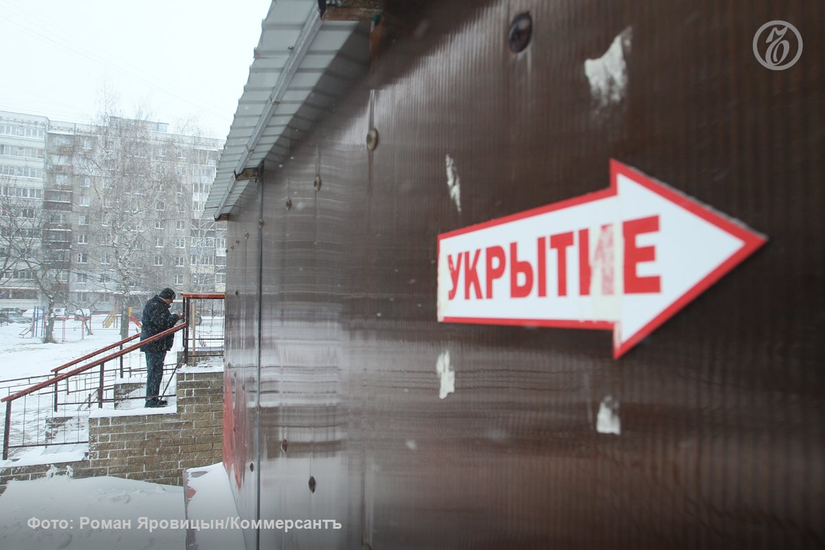 В правительстве Петербурга намерены создать комиссию по эвакуации  Власти Санкт-Петербурга намерены создать при городском правительстве эвакуационную комиссию. Соответствующий законопроект разработал комитет по вопросам законности, правопорядка и безопасности. В настоящий момент документ находится на антикоррупционной экспертизе. Предполагается, что возглавит комиссию по эвакуации вице-губернатор Петербурга Евгений Разумишкин. Основными задачами новой структуры в Смольном станут планирование, подготовка, организация проведения эвакуации населения, а также материальных, культурных ценностей и архивных документов в безопасные районы, говорится в пояснительной записке.  Также сотрудники организации займутся согласованием действий городских властей и силовых структур, которые обеспечат проведение эвакуационных мероприятий в Петербурге. Помимо этого, данная структура будет отвечать за организацию учений по гражданской обороне и подготовку объектов гражданской обороны в городе.