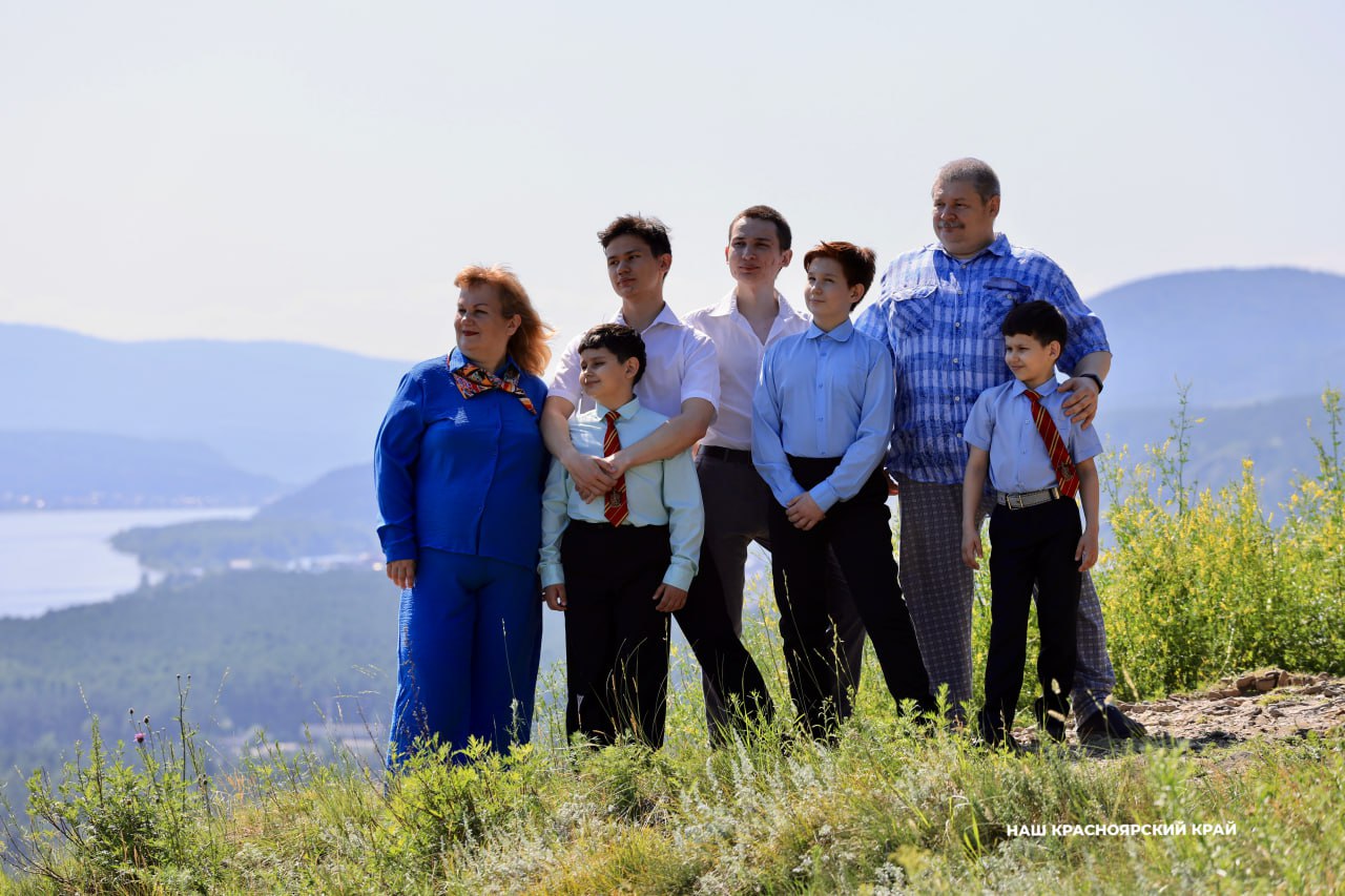 День многодетной семьи впервые отметят в Красноярском крае 21 декабря С инициативой в ноябре на Красноярском демографическом форуме выступил губернатор Михаил Котюков В муниципалитетах региона 21 декабря пройдут различные мероприятия в которых смогут поучаствовать семьи Например сотрудники Государственной универсальной научной библиотеки организуют Диво ярмарку в которой семьи вместе с Дедом Морозом исполнят новогодние песни В парке культуры и отдыха Железногорска состоится флешмоб многодетных семей а в Енисейском музее заповеднике им А И Кытманова проведут экскурсию Мир семейных увлечений Подробная программа празднования Дня многодетных семей опубликована здесь