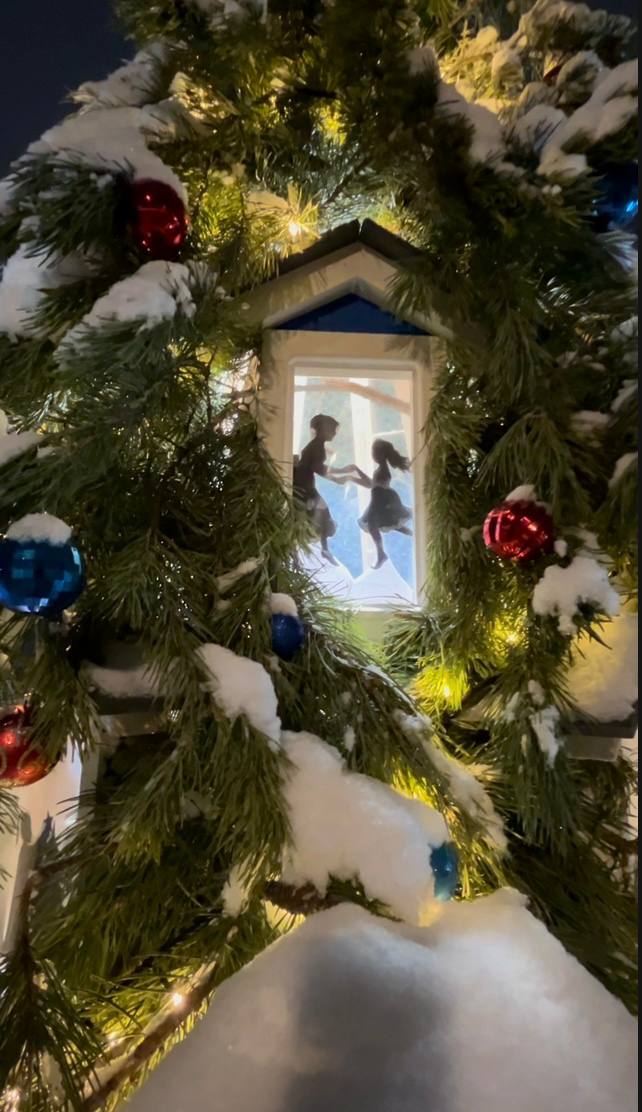 Пока ждём снега немного новогоднего настроения в ленту В Суздале вновь установят Аллею ёлок Этот проект стал очень популярным В разные годы ёлочки украшали суздальские огурцы и даже медовуха были и картины музея заповедника Самодельные украшения и необычные гирлянды все зависит от фантазии участников предприятий и мастеров региона Количество участников ограничено На аллее предусмотрено всего 28 мест для установки ёлок Срок подачи заявок до 8 декабря 2025 года Готовность украшенных деревьев 25 декабря 2025 года