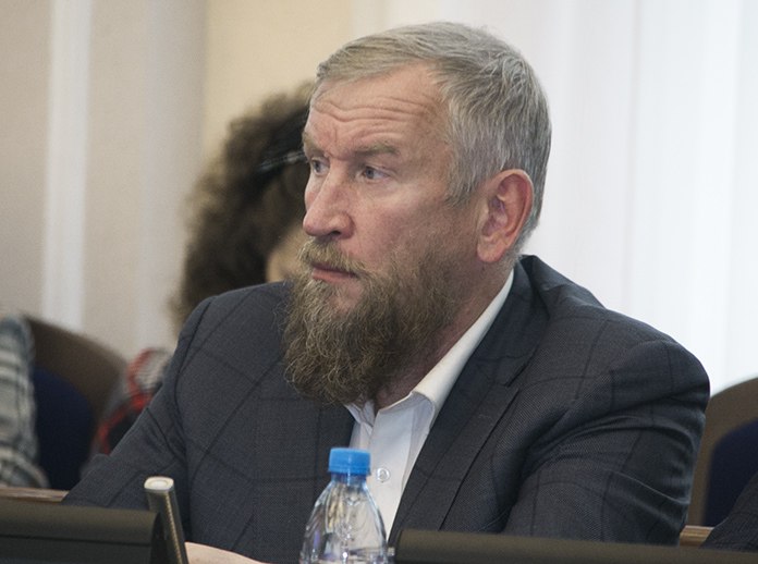 12 января в Октябрьском районном суде Новосибирска состоялось заседание по делу основателя ГК Дискус экс депутата горсовета Алексея Джулая Поданное прокурором ходатайство об аресте имущества застройщика было частично удовлетворено Корреспондент Континента Сибирь присутствовавший в зале суда узнал какие именно активы и на какую общую сумму будут арестованы по этому уголовному делу Напомним что Алексея Джулая обвиняют в мошенничестве и легализации средств полученных от более чем 800 пайщиков жилищных кооперативов в микрорайонах Плющихинский и Просторный на общую сумму свыше 1 2 млрд рублей На заседании состоявшемся 29 декабря государственный обвинитель потребовал наложить арест на имущество Алексея Джулая общей суммой 1 3 млрд рублей Сегодня в ходе заседания адвокат Андрей Жуков оспорил запрошенную прокуратурой сумму настаивая на ее несоразмерности Он указал что обвинение в хищении 1 2 млрд рублей еще не доказано в суде а из 862 потерпевших гражданские иски заявили лишь 81 человек на сумму 158 млн рублей По мнению защиты арест должен покрывать именно эти требования Жуков также подчеркнул что его клиент направил на строительство домов 650 млн рублей что можно считать возмещением ущерба и что наложение ареста на имущество может прекратить предпринимательскую деятельность доходы с которой Джулай использует для строительства восьми оставшихся домов Продолжение по ссылке