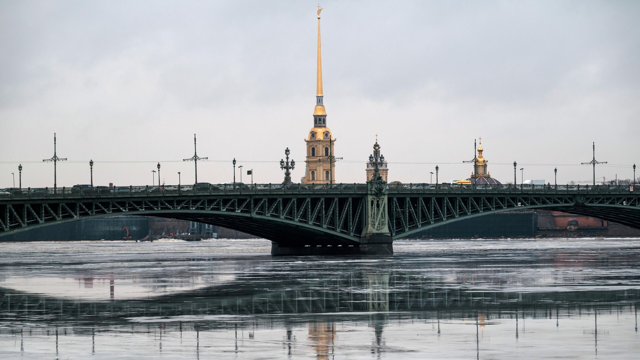 Единая стоимость патента для трудовых мигрантов в Санкт Петербурге и Ленинградской области с 1 января 2026 года составит 8 тысяч рублей в месяц сообщили РИА Новости в комитете по труду и занятости населения Петербурга С 1 января 2026 года для Санкт Петербурга и Ленинградской области устанавливается единая стоимость патента 8 000 рублей в месяц говорится в ответе ведомства на запрос агентства Как пояснили в комитете по труду и занятости согласно статье 227 1 Налогового кодекса РФ фиксированный ежемесячный авансовый платеж по налогу на доходы физических лиц для иностранных граждан работающих в России на основании патентов установлен в размере 1 2 тысячи рублей в месяц Этот показатель индексируется на коэффициент дефлятор который ежегодно устанавливается Минэкономразвития РФ а также на коэффициент отражающий региональные особенности рынка труда который устанавливается законами соответствующих регионов