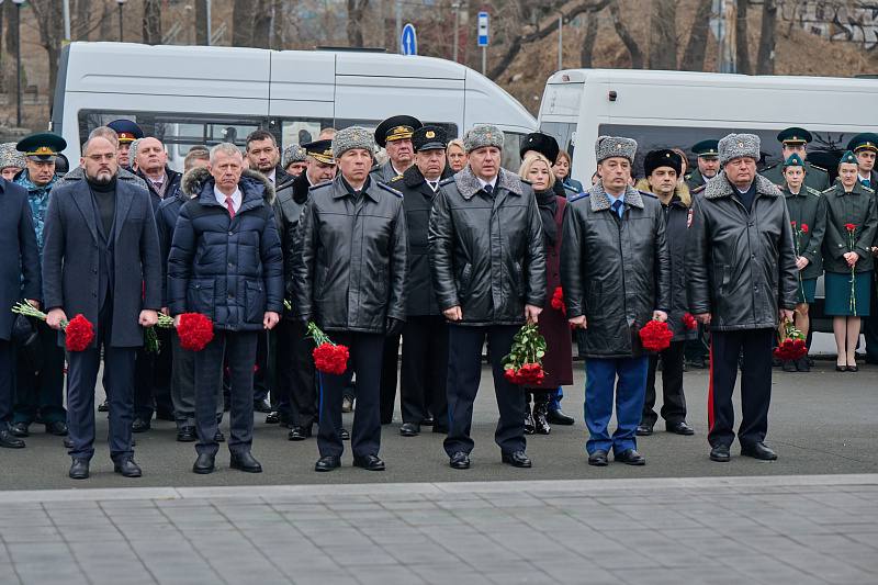 Глава УМВД Приморья Александр Табакаев принял участие в церемонии передачи символа международной «Эстафеты Победы»  ⏩Приморский край принял «Эстафету Победы», приуроченную к 80-летию Победы в Великой Отечественной войне. В церемонии передачи символа международной военно-патриотической акции – пограничного столба – принял участие начальник УМВД России по Приморскому краю генерал-лейтенант полиции Александр Табакаев.   Мероприятие передачи символа прошло во Владивостоке у памятника «Мемориальный ансамбль пограничникам, погибших при защите рубежей Родины».  Эстафета завершится 28 мая в день пограничной службы ФСБ России в Москве у «Могилы Неизвестного Солдата».  Общая длина маршрутов эстафеты превысит 65 тысяч километров.   «Эстафета Победы» помогает сохранить связь поколений, напомнить о подвиге воинов-пограничников, которые в годы Великой Отечественной войны первыми встретили немецко-фашистских захватчиков. Акция призвана сохранить историческую память о подвиге советского народа, не допустить фальсификации, искажения и пересмотра итогов Великой Отечественной войны, а также укрепить дружбу и доверительные взаимоотношения между народами государств Содружества.   «Эстафету Победы» называют одним из самых масштабных мероприятий, посвященных 80-летию Победы в Великой Отечественной войне, которая имеет огромное историческое значение для всех стран, входивших в состав СССР.    Полиция Приморья