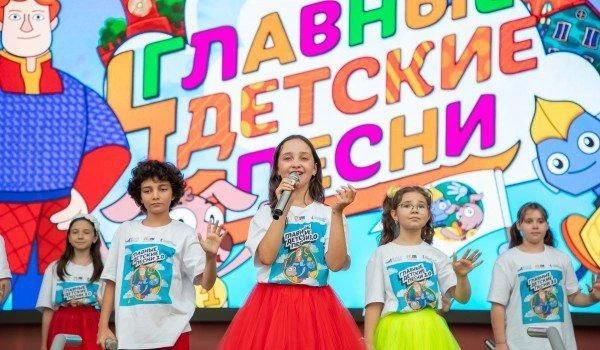 В России активно развивается уникальный творческий проект Главные детские песни реализуемый Музеем Победы при поддержке Президентского фонда культурных инициатив За четыре года проект объединил около 4 000 юных вокалистов со всей страны За это время было создано 62 песни выпущенные в четырех музыкальных альбомах а их общее количество прослушиваний в интернете превысило 100 миллионов Вместе с песнями появился и одноимённый анимационный сериал из 46 серий который полюбился детям и родителям Главные детские песни это песни о семье доброте чести мужестве и любви к Родине Эти светлые и искренние произведения согревают сердца и делают нас добрее Я искренне признателен Владимиру Путину за создание Президентского фонда культурных инициатив и поддержку нашего проекта подчеркнул автор проекта генеральный директор Музея Победы Александр Школьник