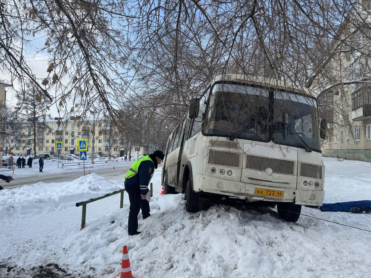 Автобус сбил двух пешеходов на тротуаре в Каменске-Уральском — один из них погиб. Об этом сообщили в Госавтоинспекции Свердловской области.  ДТП случилось на улице Добролюбова. Предварительно, водитель автобуса ПАЗ, приближаясь к нерегулируемому пешеходному переходу, выбрал небезопасную скорость, из-за чего его занесло, и он наехал на двух пешеходов, находившихся на тротуаре.  Один из пострадавших скончался на месте происшествия. Второго, с серьёзными травмами, экстренно доставили в медучреждение, где ему оказывается необходимая помощь.   : Госавтоинспекция Свердловской области        Отправить новость