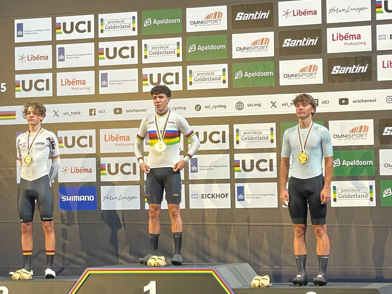 Илья Слесаренко выиграл бронзовую медаль юниорского чемпионата мира по велоспорту Белорус заняла третье место в гонке по очкам Результат Слесаренко 33 очка Первое место у испанца Эрика Угуала Убеды 43 серебряный призер немец Мориц Маусс 34 Соревнования в Нидерландах завершатся 24 августа mst gov by